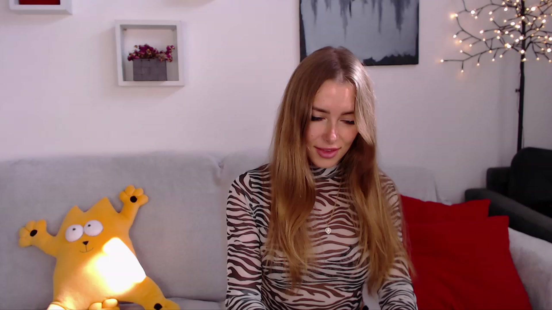Gallery image thumbnail from SimonsWife's myfreecams stream on, 09/25/2023, 11:15 image 10 of 20