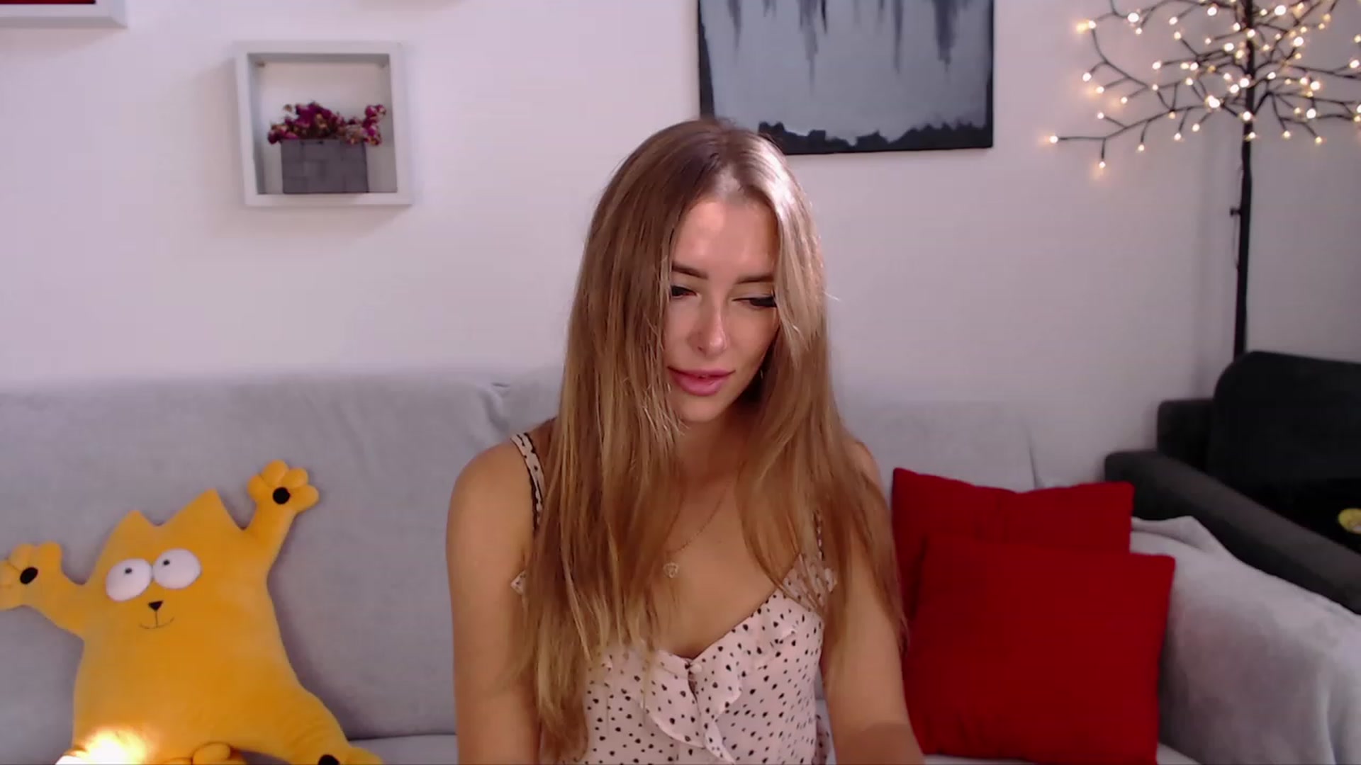 Gallery image thumbnail from SimonsWife's myfreecams stream on, 09/28/2023, 11:00 image 12 of 20