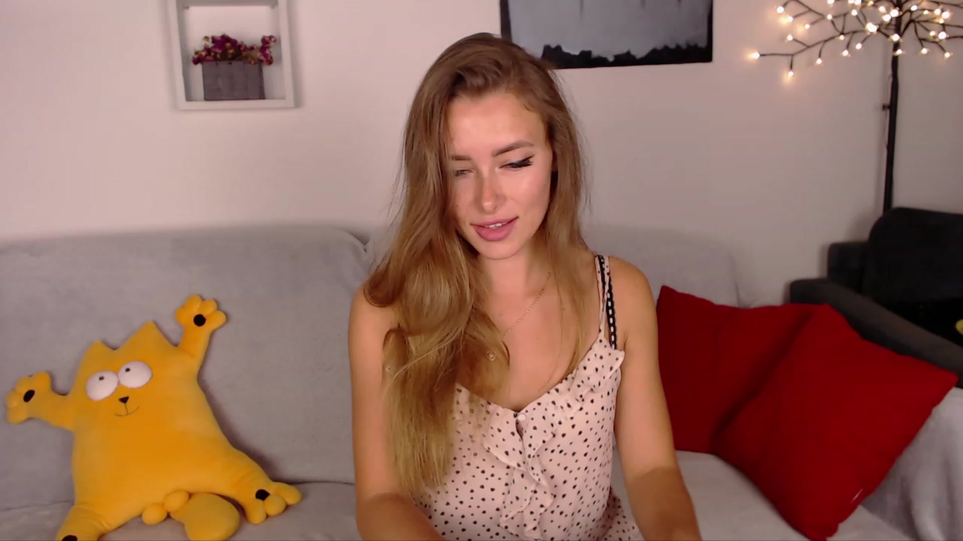 Gallery image thumbnail from SimonsWife's myfreecams stream on, 09/28/2023, 16:19 image 12 of 20