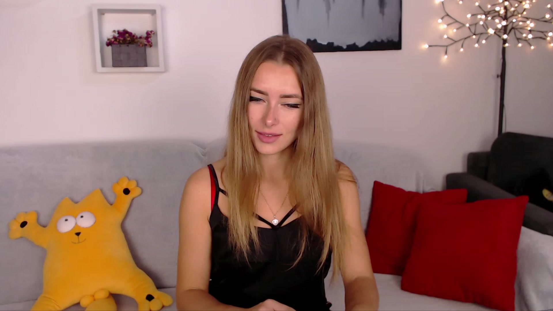 Gallery image thumbnail from SimonsWife's myfreecams stream on, 10/04/2023, 12:13 image 3 of 20