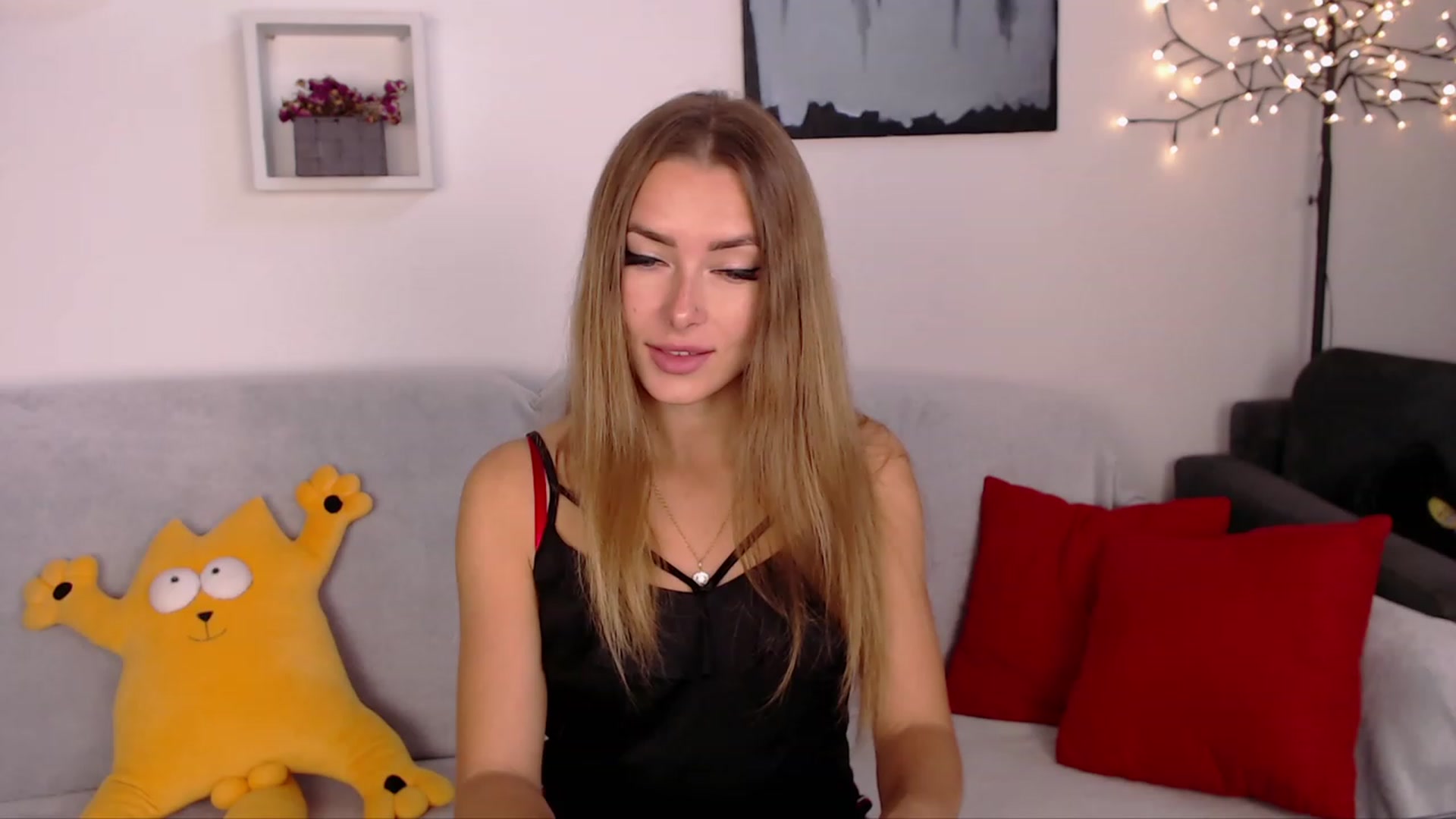 Gallery image thumbnail from SimonsWife's myfreecams stream on, 10/04/2023, 12:13 image 5 of 20
