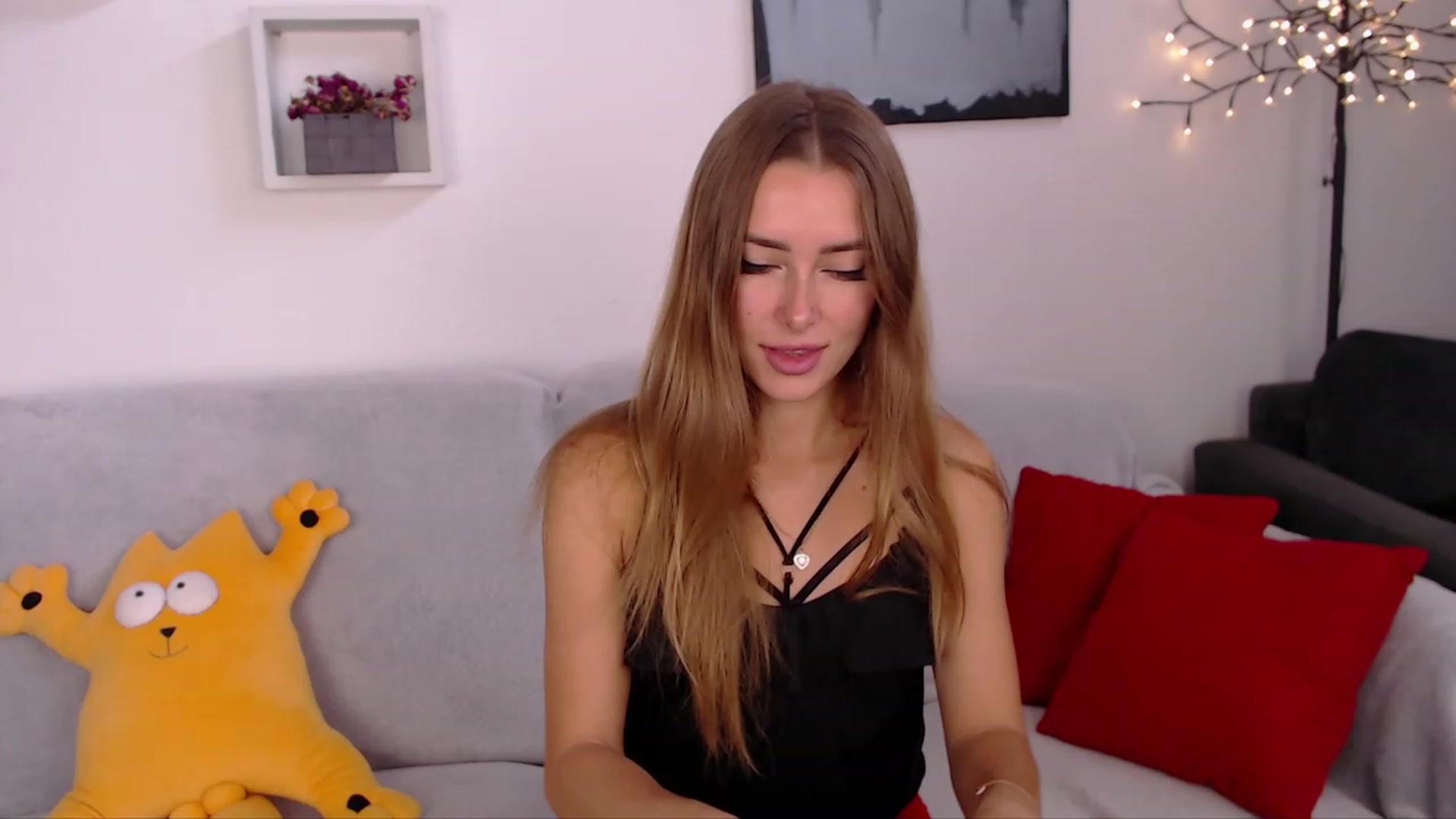 Gallery image thumbnail from SimonsWife's myfreecams stream on, 10/19/2023, 10:56 image 16 of 20