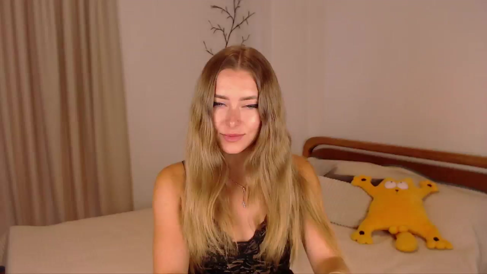Gallery image thumbnail from SimonsWife's myfreecams stream on, 07/22/2024, 13:37 image 12 of 20