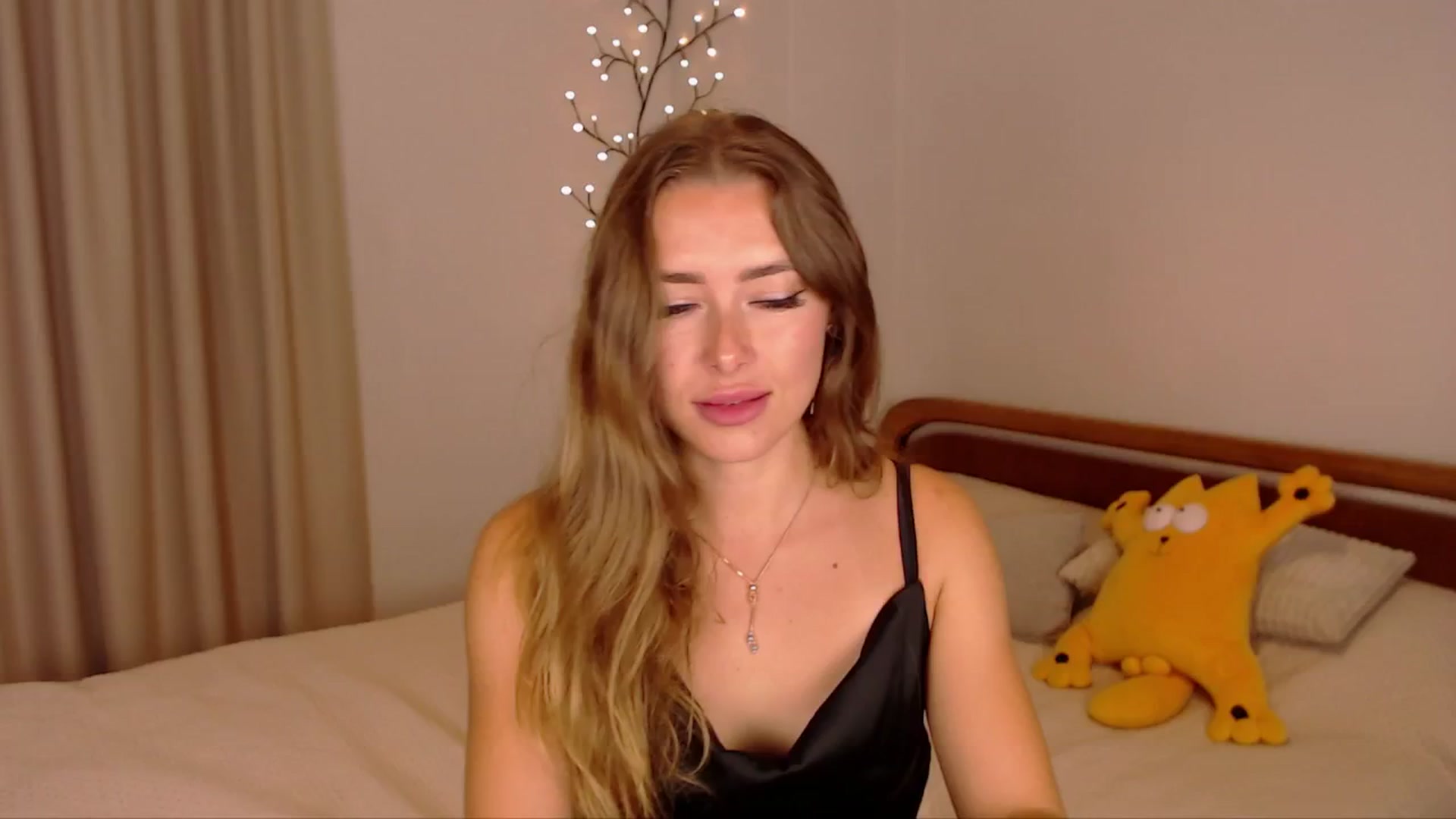 Gallery image thumbnail from SimonsWife's myfreecams stream on, 10/09/2024, 13:09 image 11 of 20
