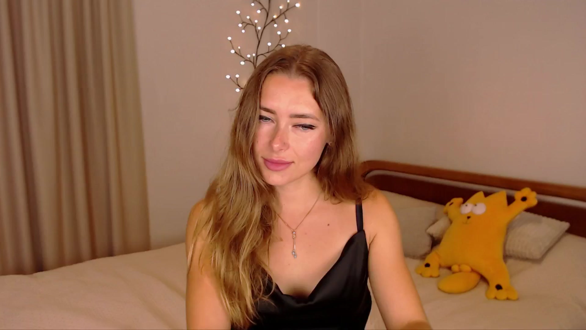 Gallery image thumbnail from SimonsWife's myfreecams stream on, 10/09/2024, 13:09 image 8 of 20
