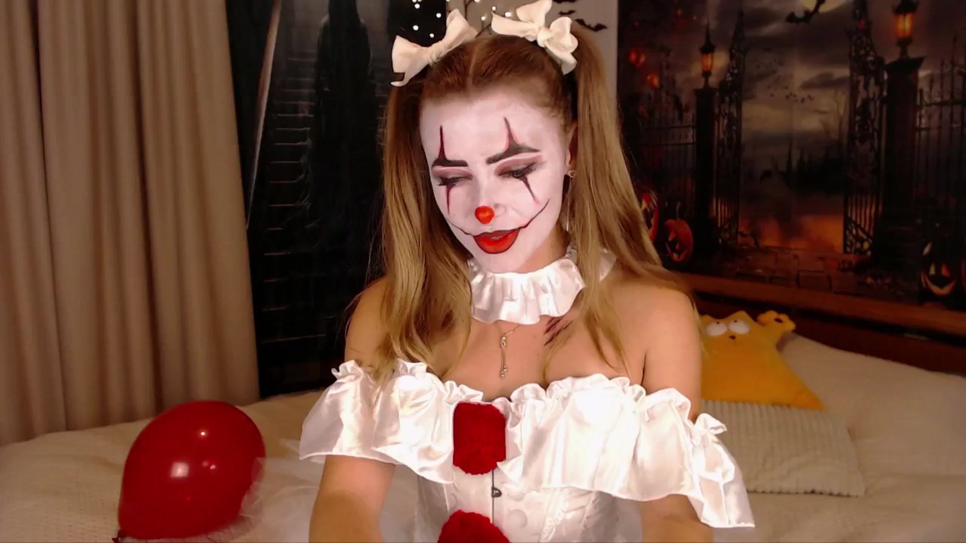 Gallery image thumbnail from SimonsWife's myfreecams stream on, 10/31/2024, 15:18 image 9 of 20