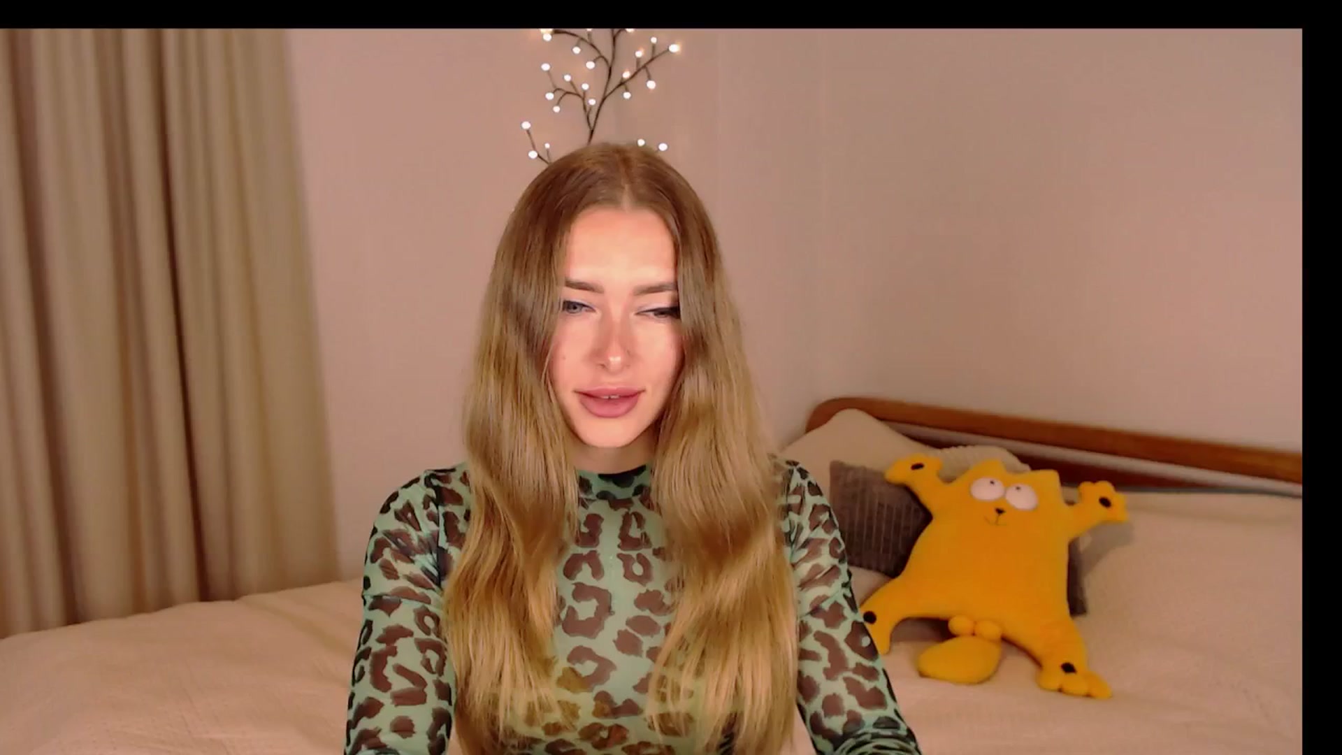 Gallery image thumbnail from SimonsWife's myfreecams stream on, 11/06/2024, 14:10 image 7 of 20