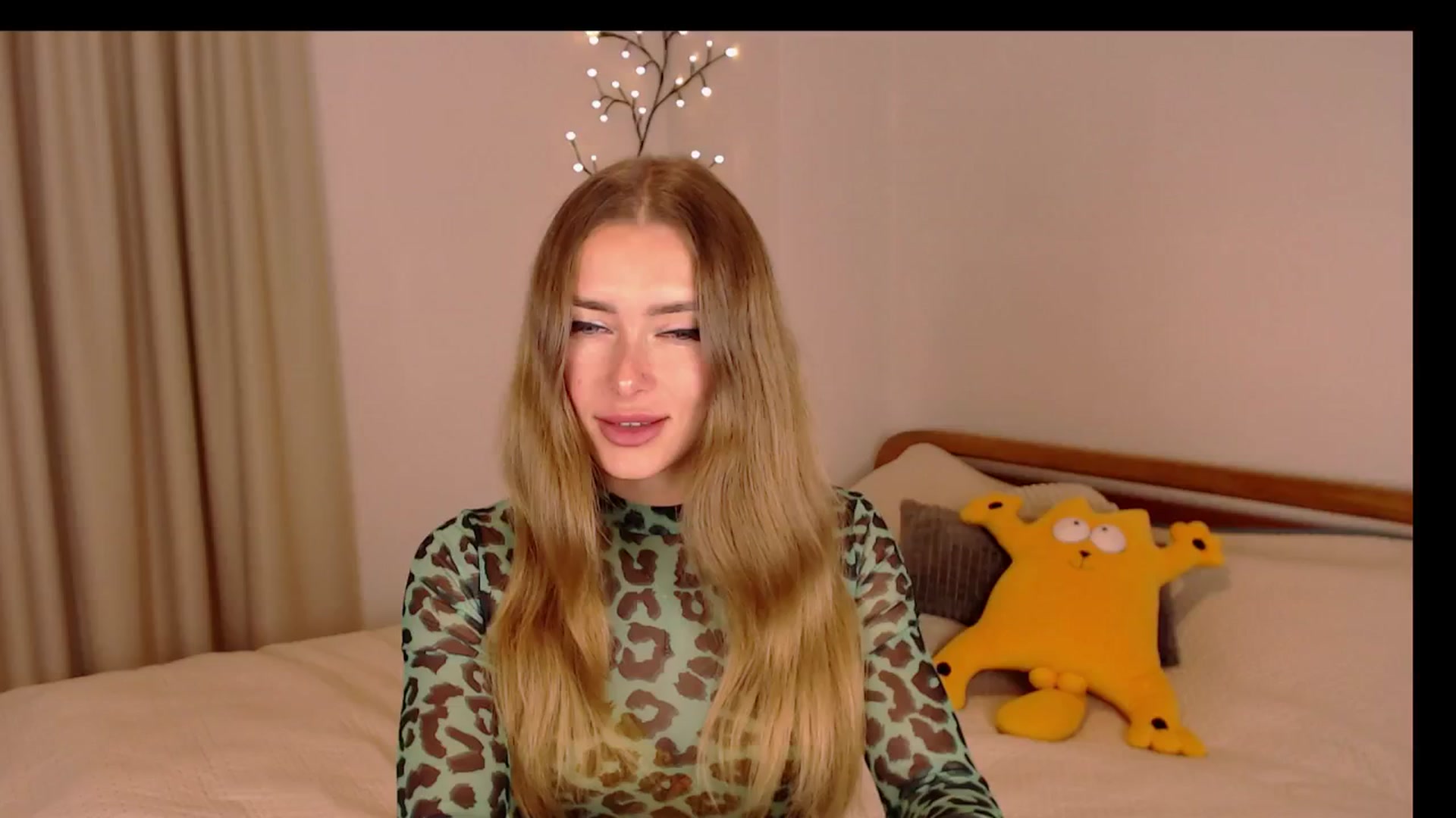 Gallery image thumbnail from SimonsWife's myfreecams stream on, 11/06/2024, 14:10 image 6 of 20