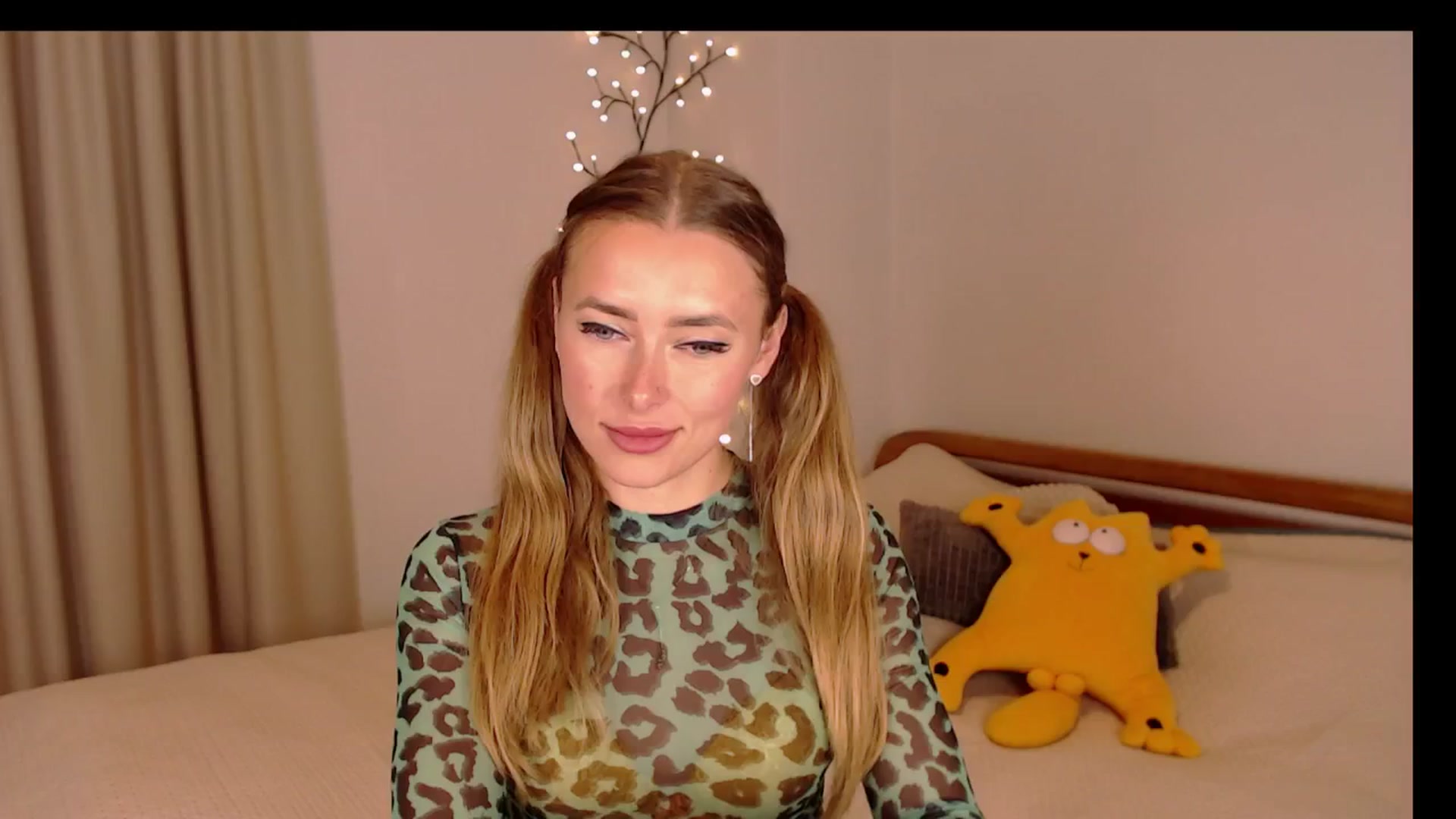 Gallery image thumbnail from SimonsWife's myfreecams stream on, 11/06/2024, 14:54 image 19 of 20