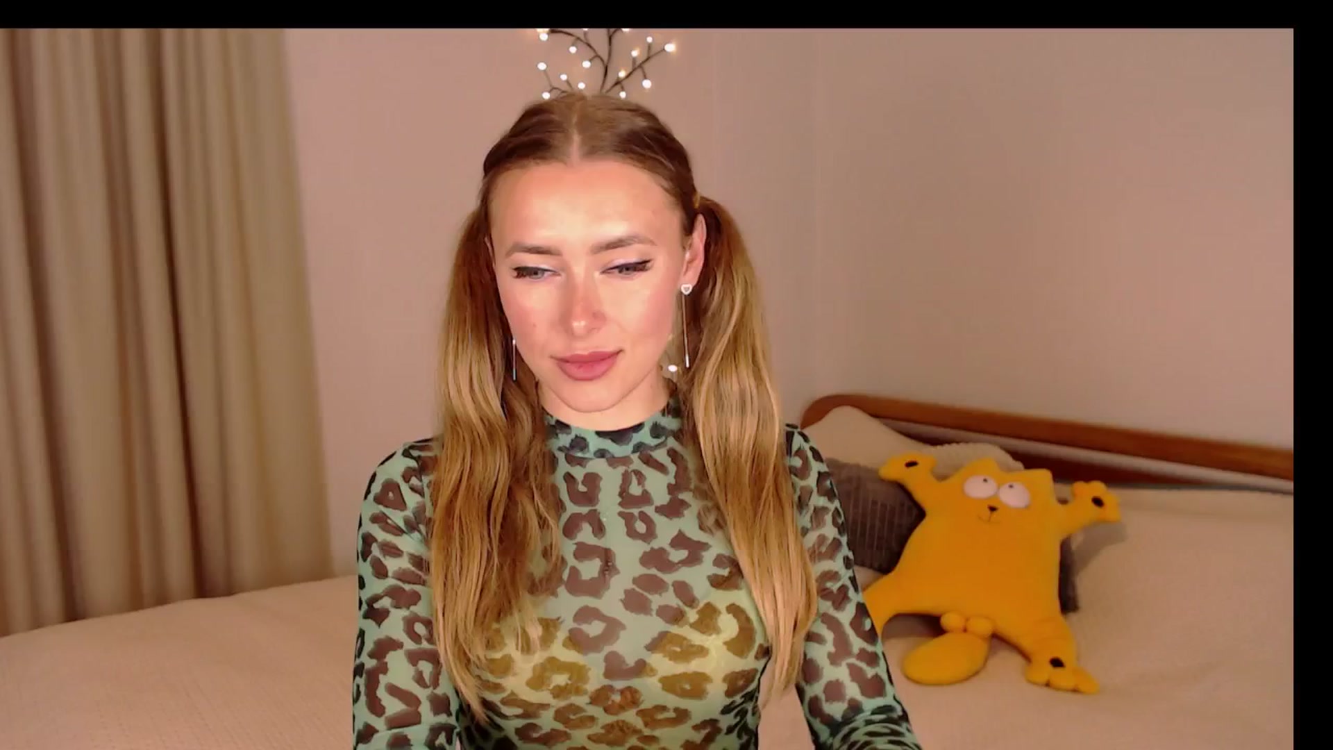 Gallery image thumbnail from SimonsWife's myfreecams stream on, 11/06/2024, 14:54 image 6 of 20