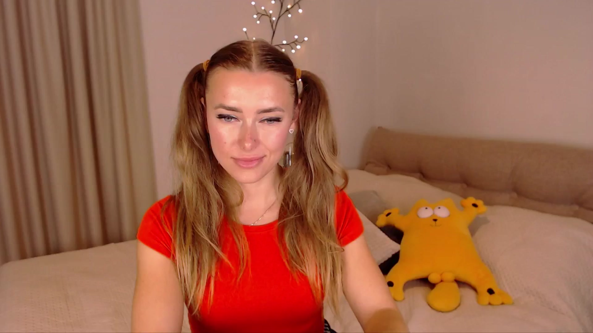 Gallery image thumbnail from SimonsWife's myfreecams stream on, 11/13/2024, 15:39 image 10 of 20