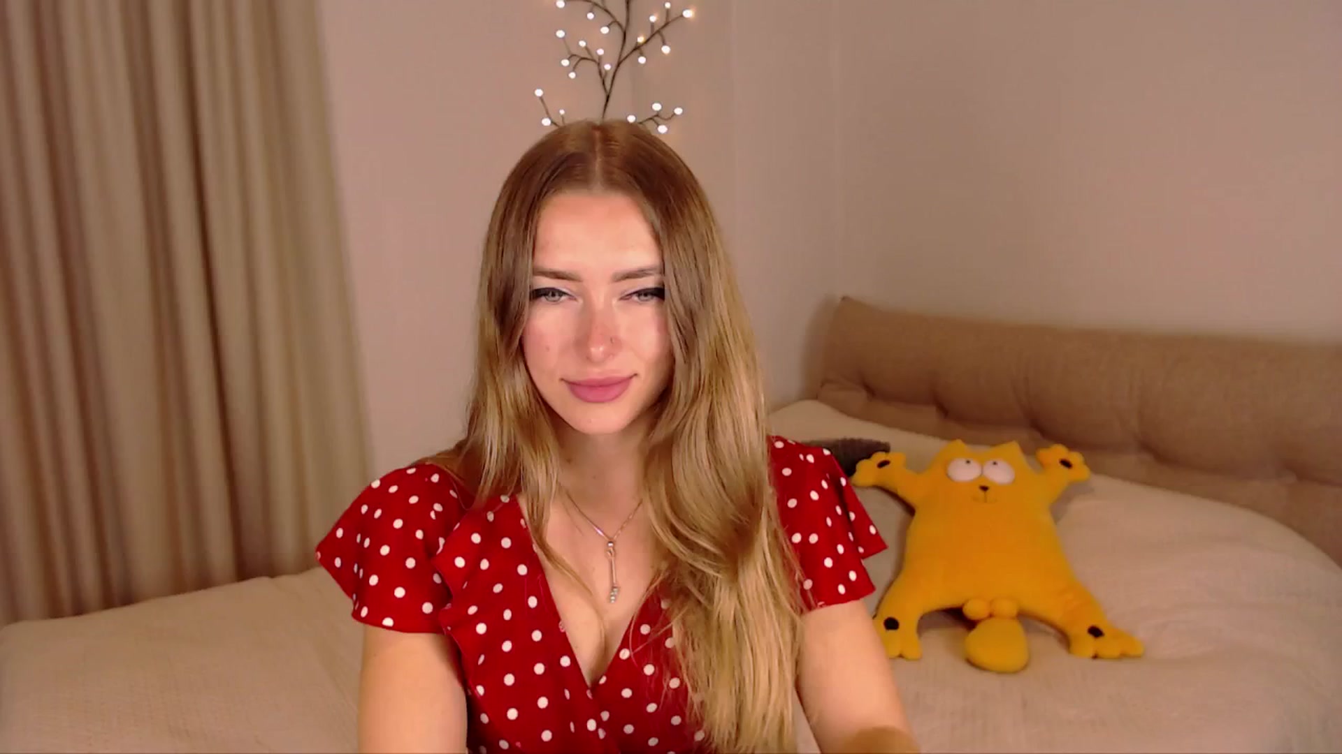 Gallery image thumbnail from SimonsWife's myfreecams stream on, 11/17/2024, 14:03 image 3 of 20