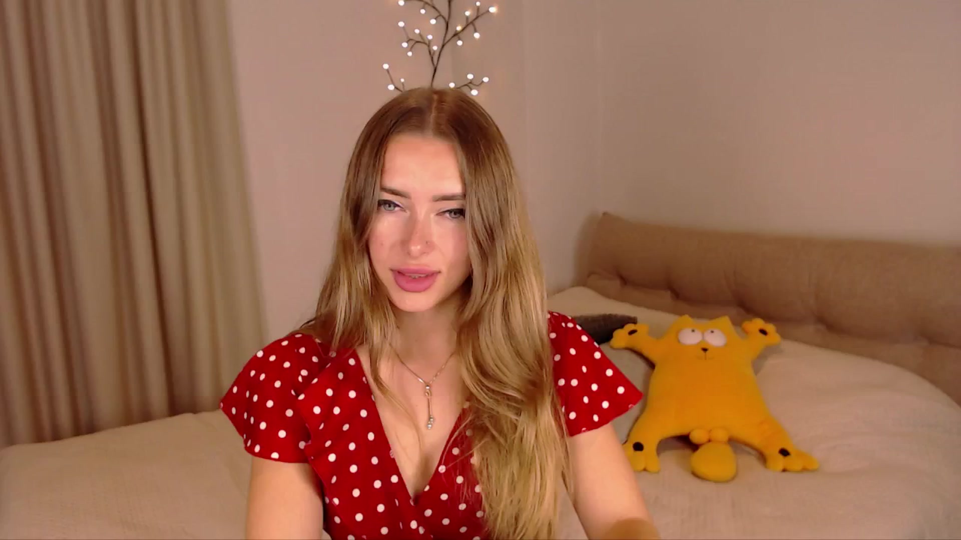 Gallery image thumbnail from SimonsWife's myfreecams stream on, 11/17/2024, 14:03 image 1 of 20
