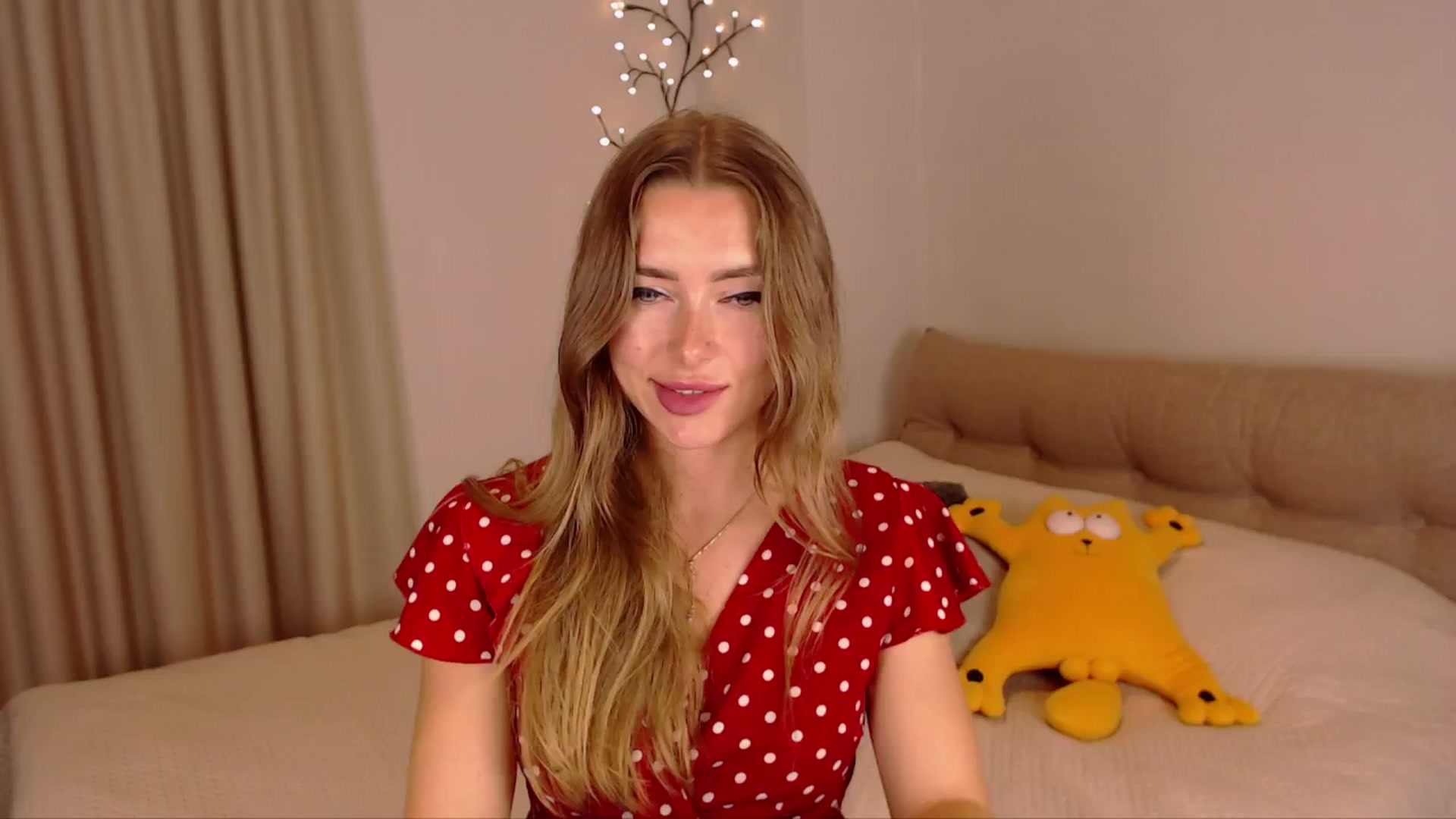 Gallery image thumbnail from SimonsWife's myfreecams stream on, 11/17/2024, 16:09 image 6 of 20
