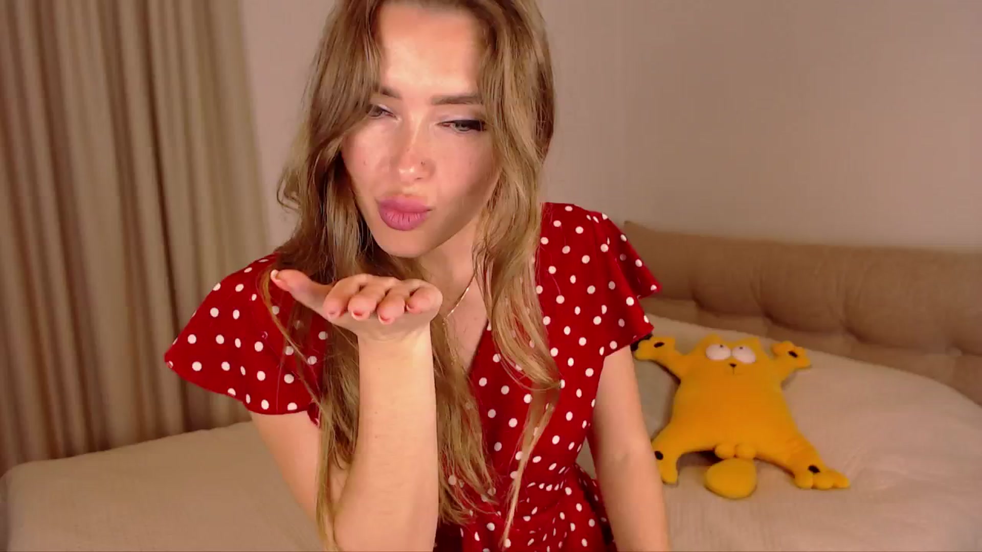 Gallery image thumbnail from SimonsWife's myfreecams stream on, 11/17/2024, 16:09 image 5 of 20