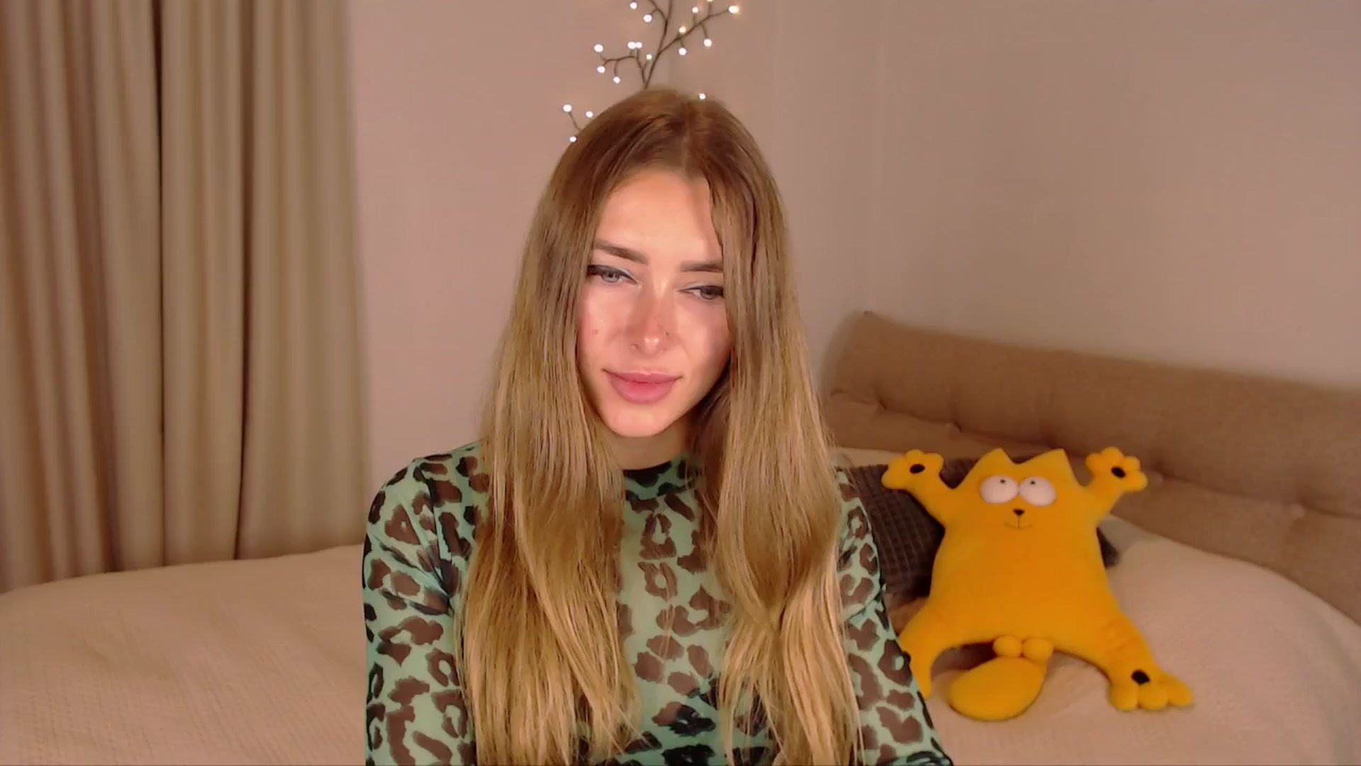 Gallery image thumbnail from SimonsWife's myfreecams stream on, 02/05/2025, 13:51 image 6 of 20