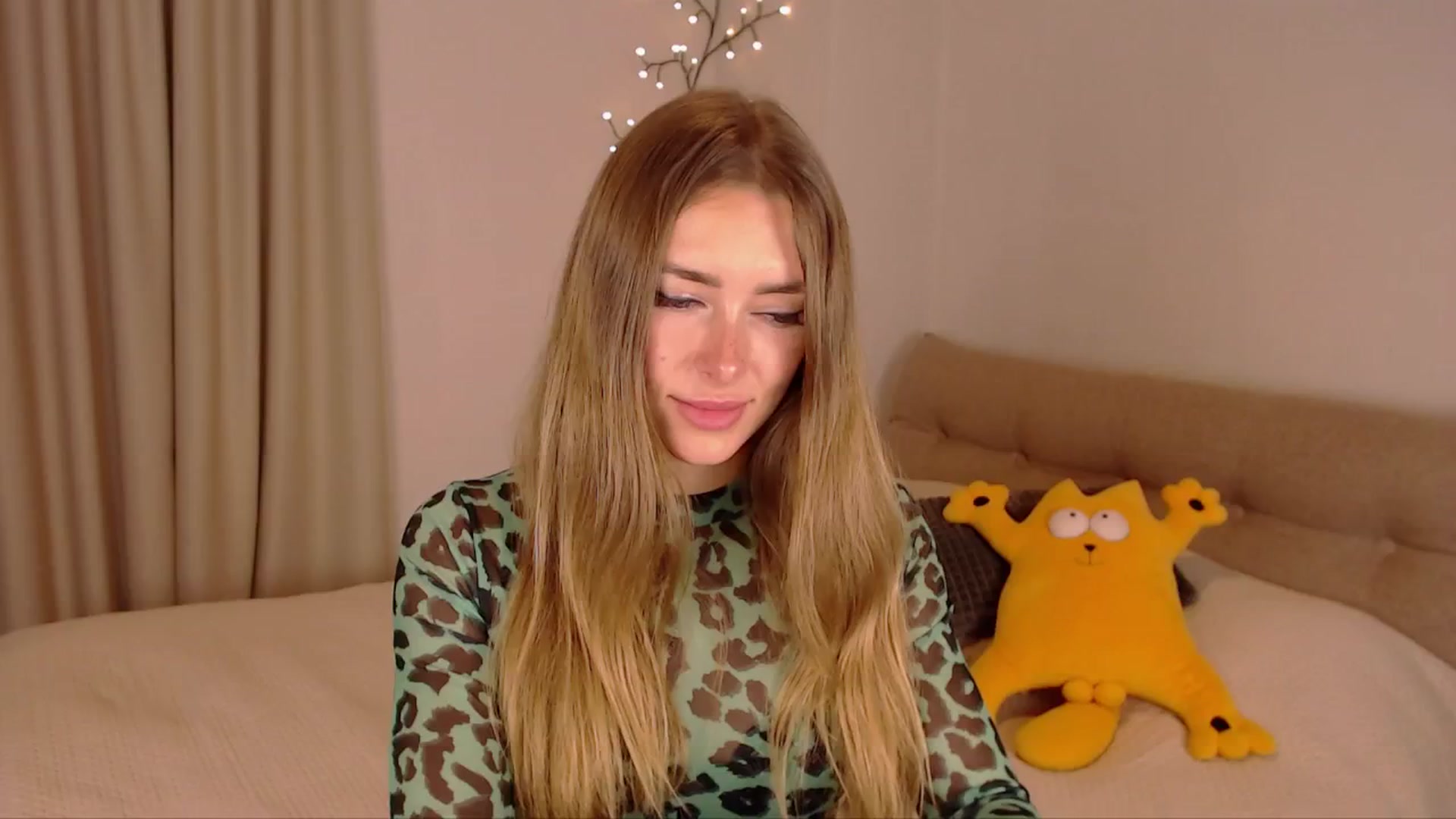 Gallery image thumbnail from SimonsWife's myfreecams stream on, 02/05/2025, 13:51 image 5 of 20