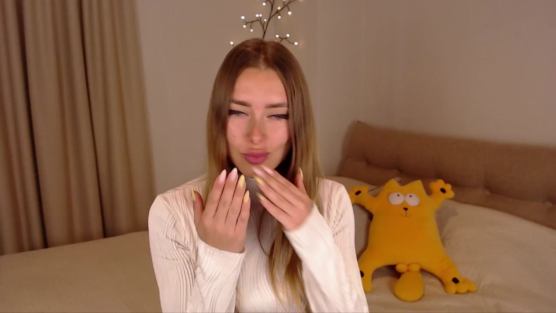 Gallery image thumbnail from SimonsWife's myfreecams stream on, 03/19/2025, 14:25 image 15 of 20
