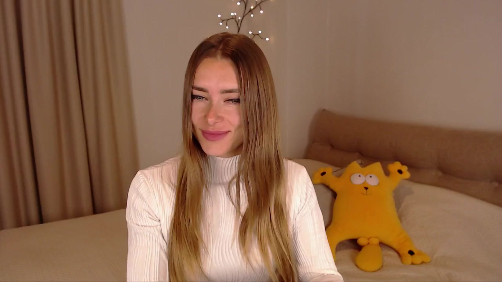Gallery image thumbnail from SimonsWife's myfreecams stream on, 03/19/2025, 14:25 image 14 of 20