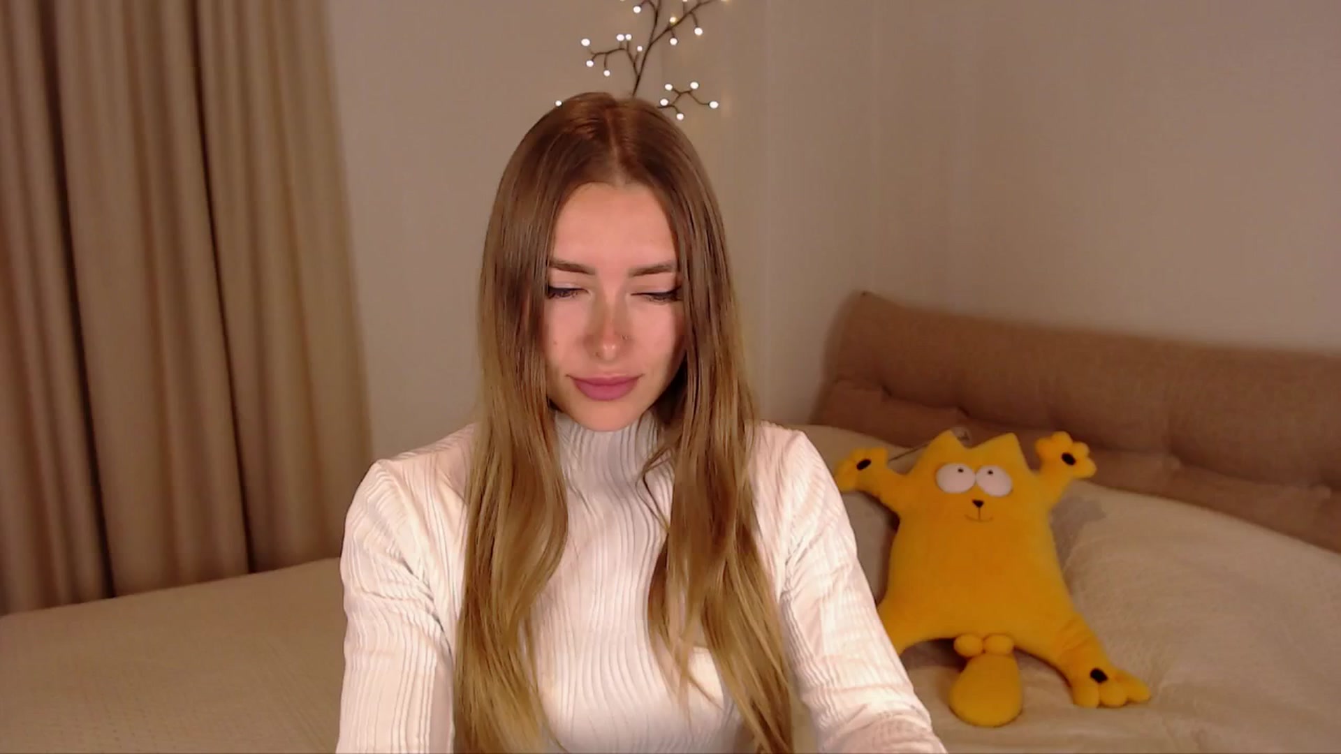Gallery image thumbnail from SimonsWife's myfreecams stream on, 03/19/2025, 14:25 image 10 of 20