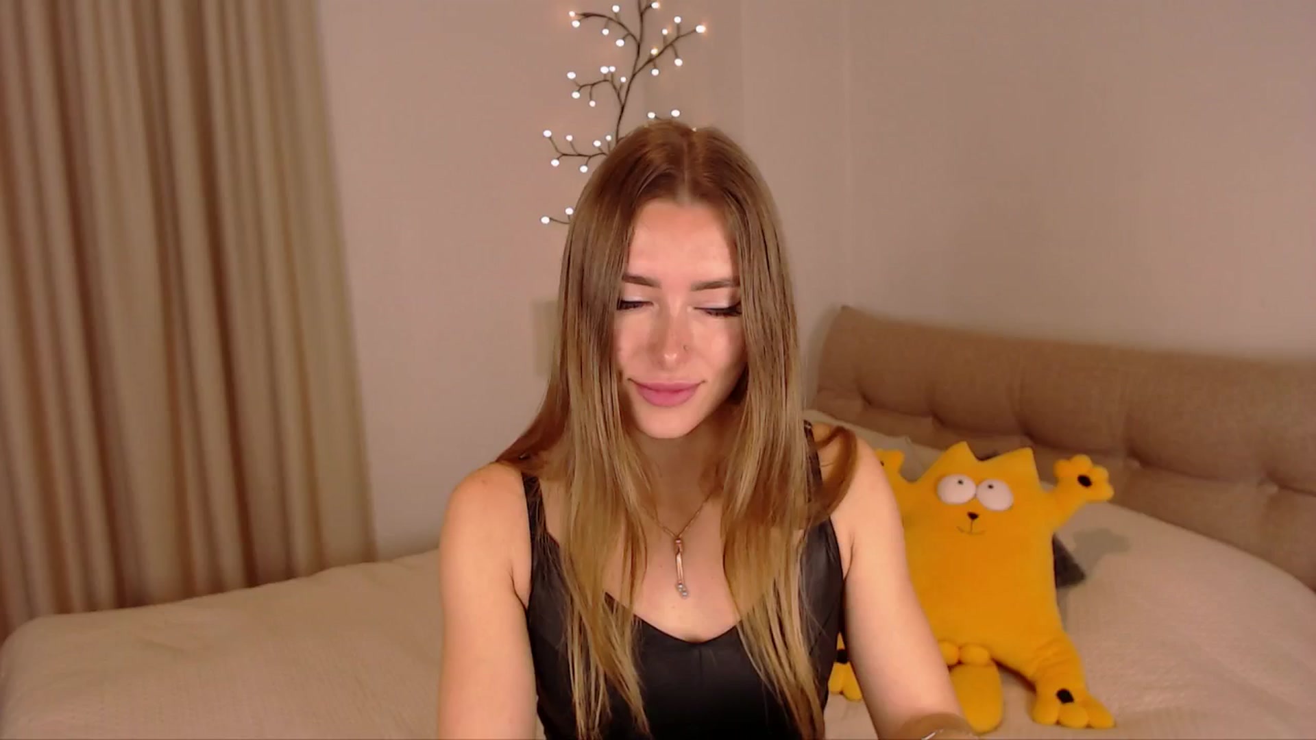 Gallery image thumbnail from SimonsWife's myfreecams stream on, 03/27/2025, 12:10 image 17 of 20