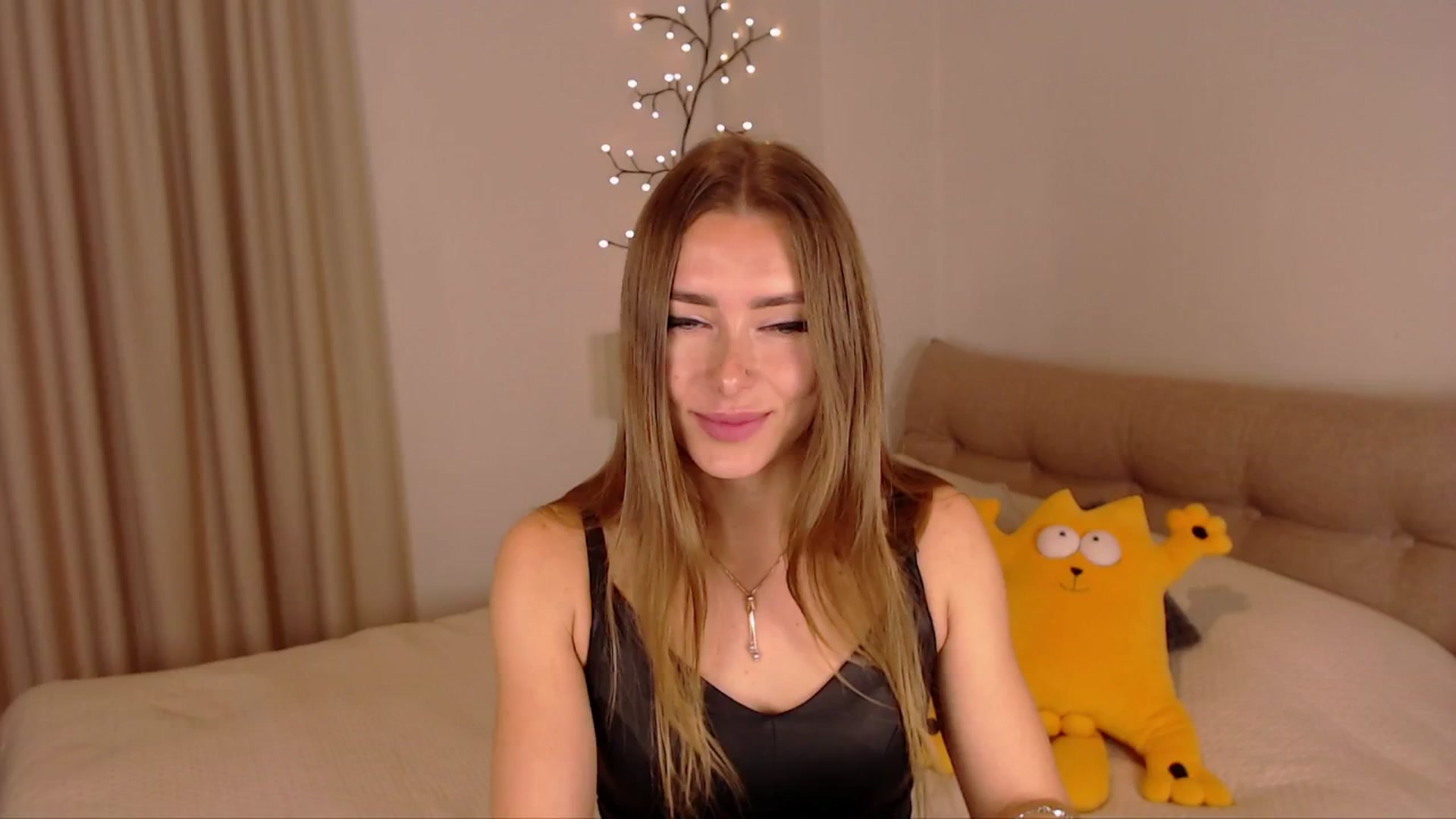 Gallery image thumbnail from SimonsWife's myfreecams stream on, 03/27/2025, 12:10 image 4 of 20