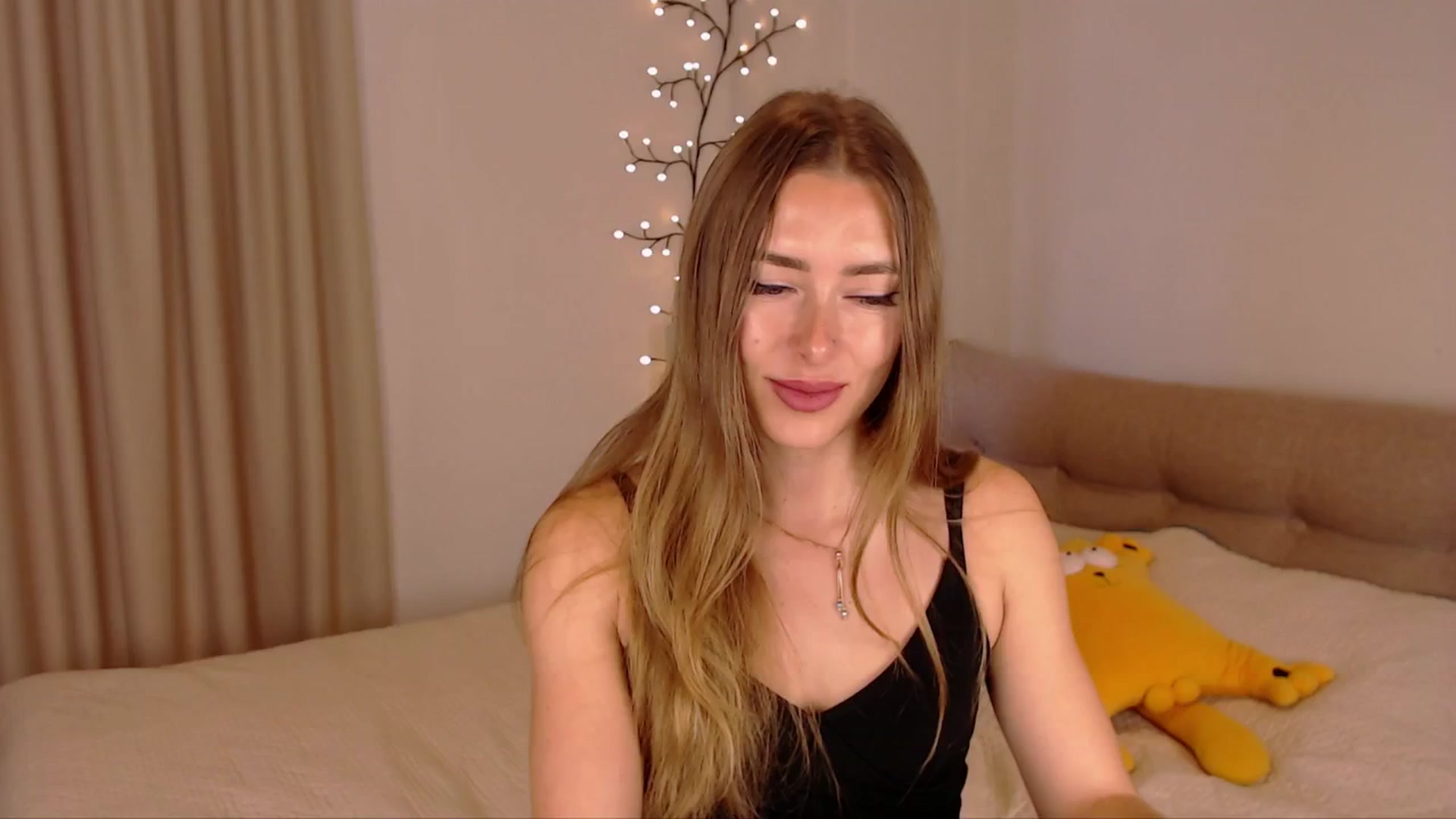 Gallery image thumbnail from SimonsWife's myfreecams stream on, 04/20/2025, 15:02 image 7 of 20