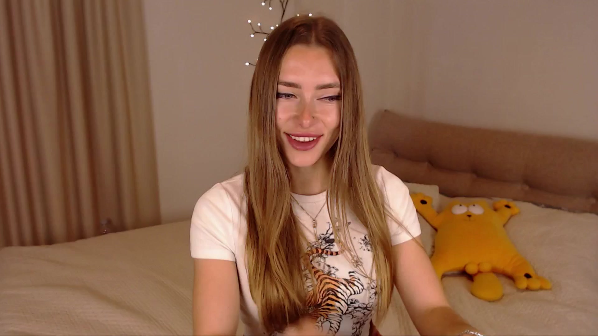 Gallery image thumbnail from SimonsWife's myfreecams stream on, 04/21/2025, 13:50 image 13 of 20