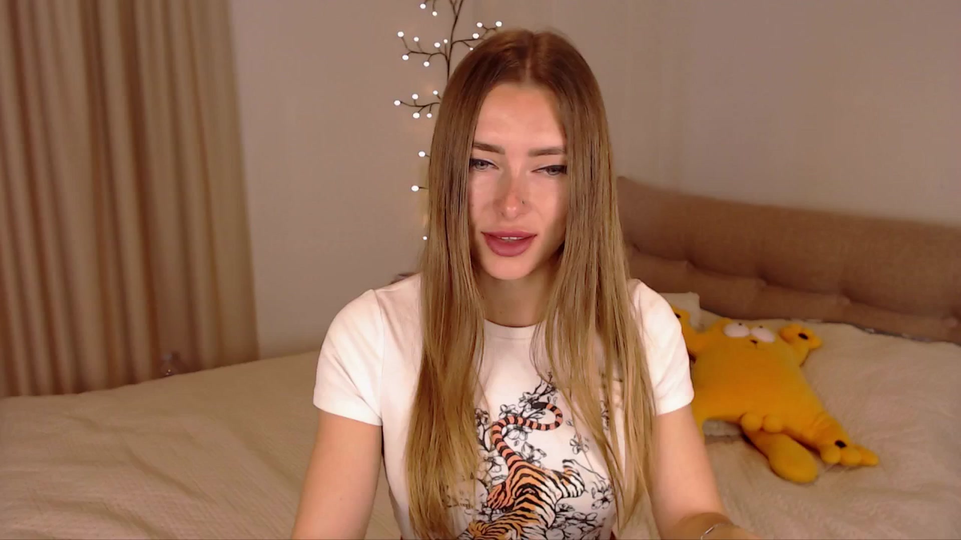 Gallery image thumbnail from SimonsWife's myfreecams stream on, 04/21/2025, 13:50 image 2 of 20