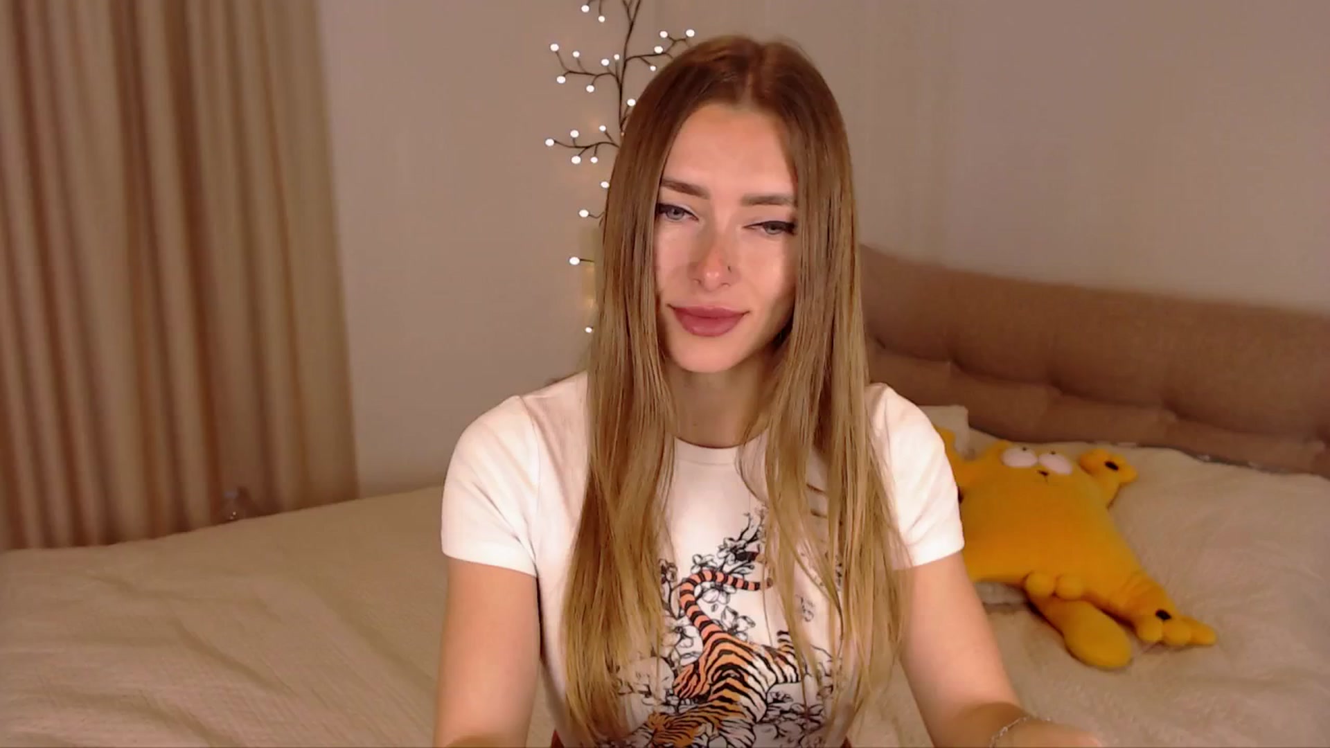 Gallery image thumbnail from SimonsWife's myfreecams stream on, 04/21/2025, 13:50 image 1 of 20