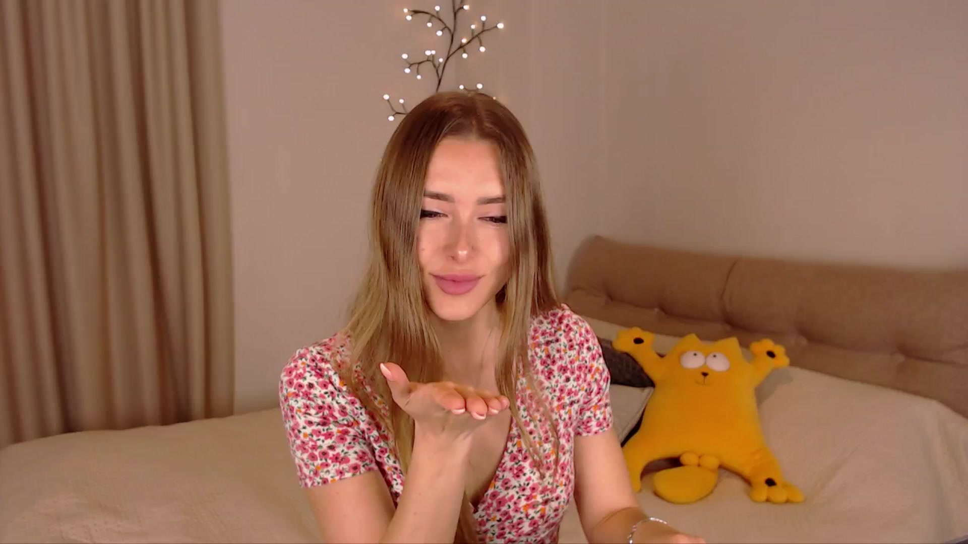 Gallery image thumbnail from SimonsWife's myfreecams stream on, 05/04/2025, 13:13 image 4 of 20