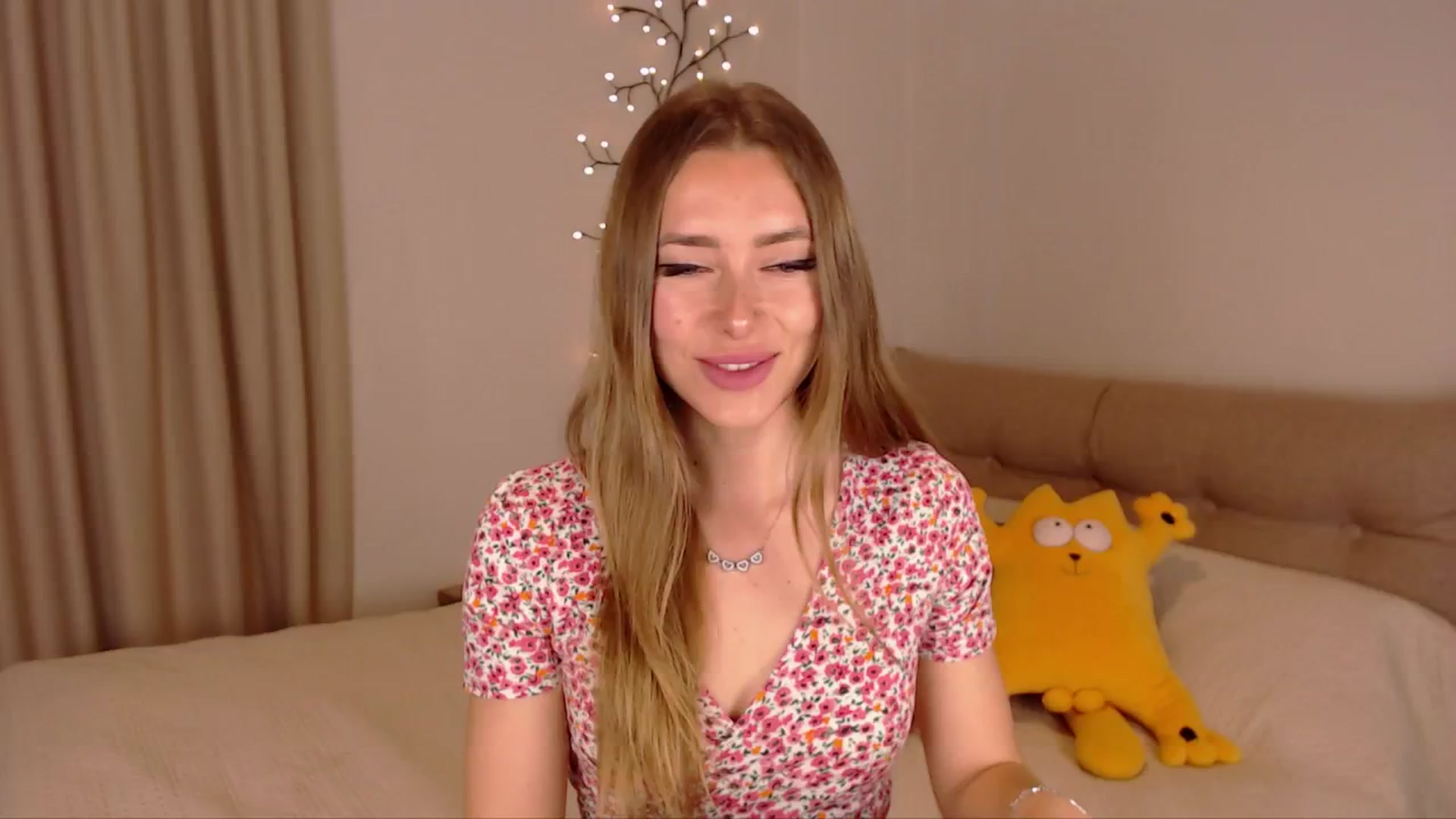 Gallery image thumbnail from SimonsWife's myfreecams stream on, 05/04/2025, 15:00 image 4 of 20