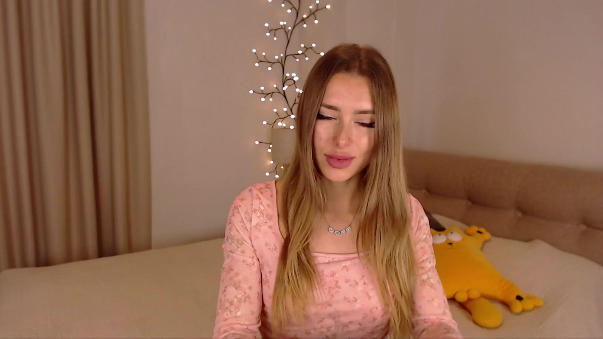 Gallery image thumbnail from SimonsWife's myfreecams stream on, 05/05/2025, 14:36 image 8 of 20