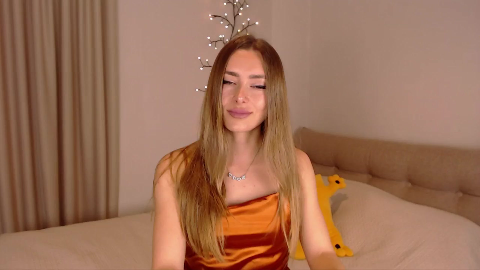 Gallery image thumbnail from SimonsWife's myfreecams stream on, 05/07/2025, 13:55 image 9 of 20