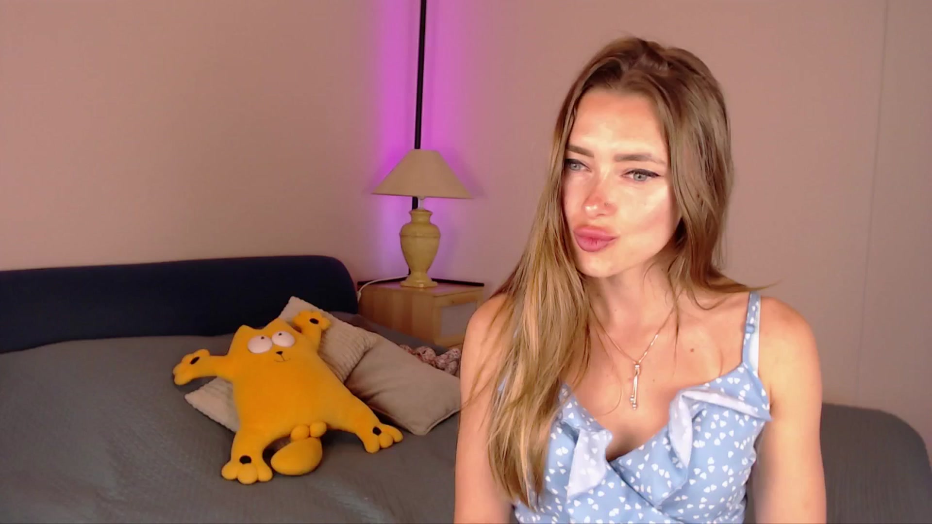 Gallery image thumbnail from SimonsWife's myfreecams stream on, 05/19/2025, 15:19 image 17 of 20