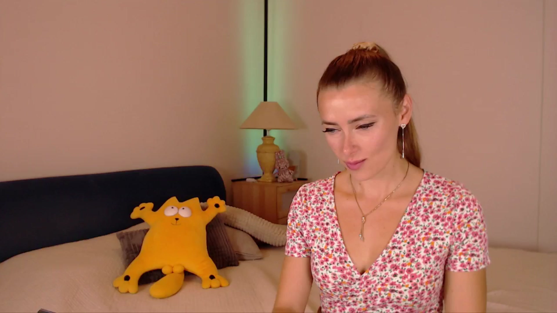Gallery image thumbnail from SimonsWife's myfreecams stream on, 08/27/2025, 14:38 image 10 of 20
