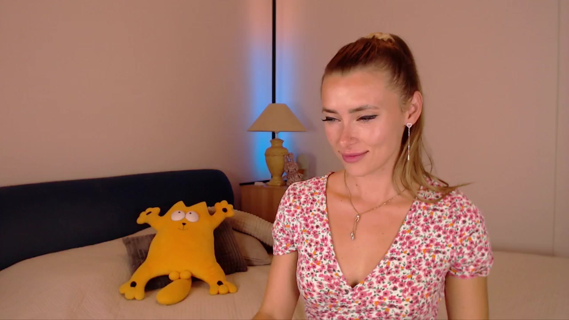 Gallery image thumbnail from SimonsWife's myfreecams stream on, 08/27/2025, 15:06 image 10 of 20