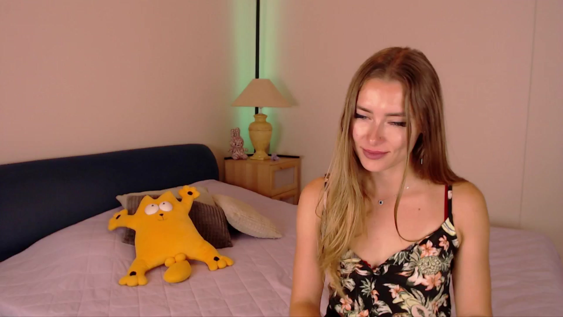 Gallery image thumbnail from SimonsWife's myfreecams stream on, 09/24/2025, 15:04 image 15 of 20