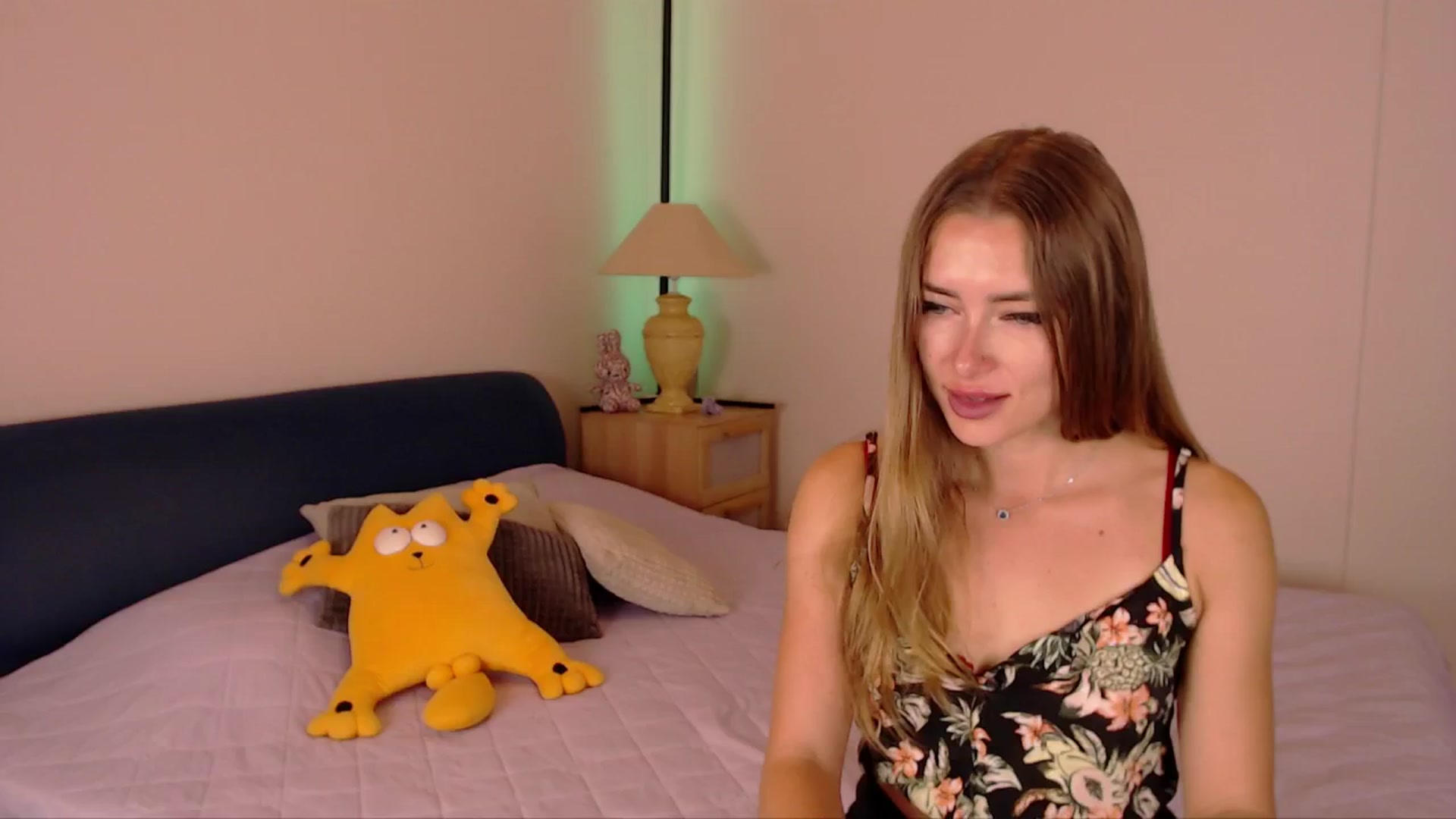 Gallery image thumbnail from SimonsWife's myfreecams stream on, 09/24/2025, 15:04 image 2 of 20