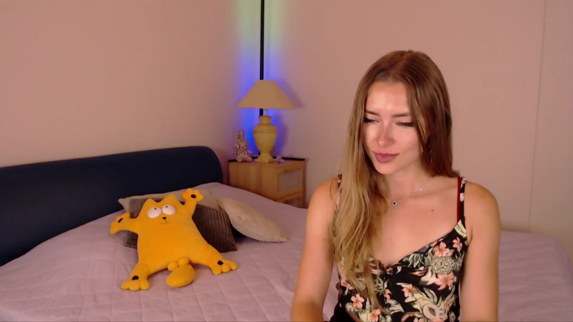 Gallery image thumbnail from SimonsWife's myfreecams stream on, 09/24/2025, 15:04 image 10 of 20