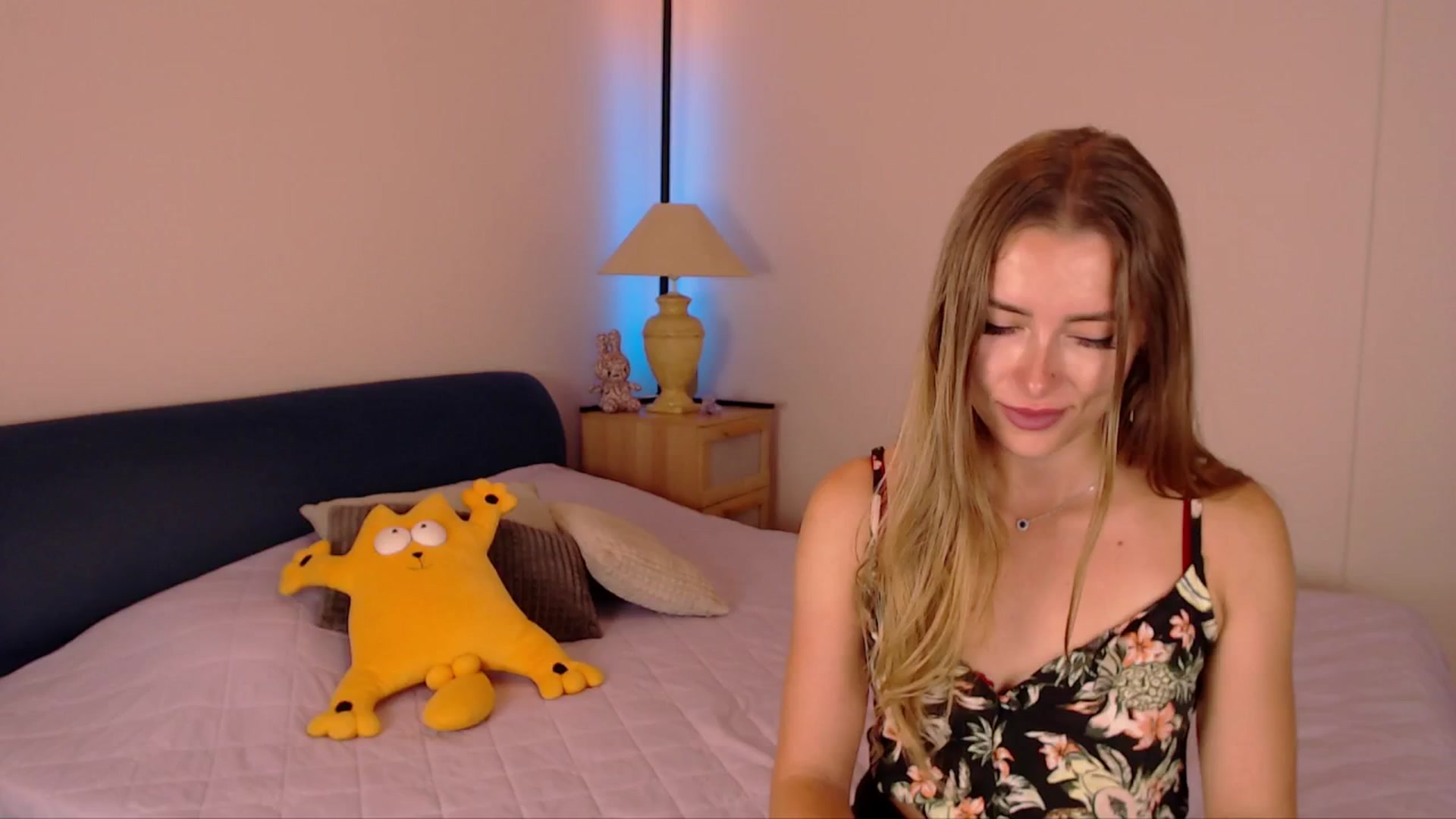 Gallery image thumbnail from SimonsWife's myfreecams stream on, 09/24/2025, 15:04 image 16 of 20