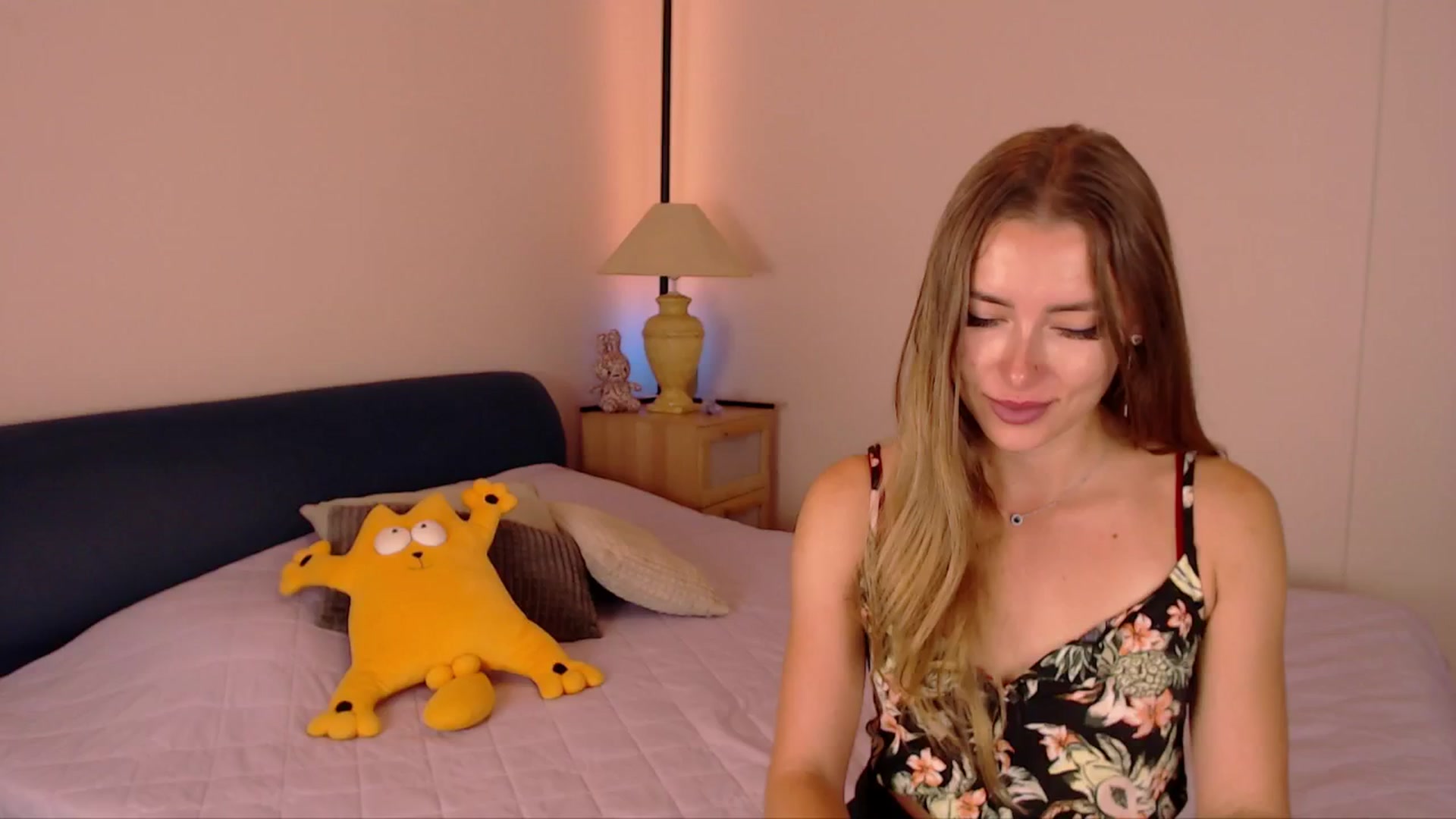 Gallery image thumbnail from SimonsWife's myfreecams stream on, 09/24/2025, 15:04 image 8 of 20