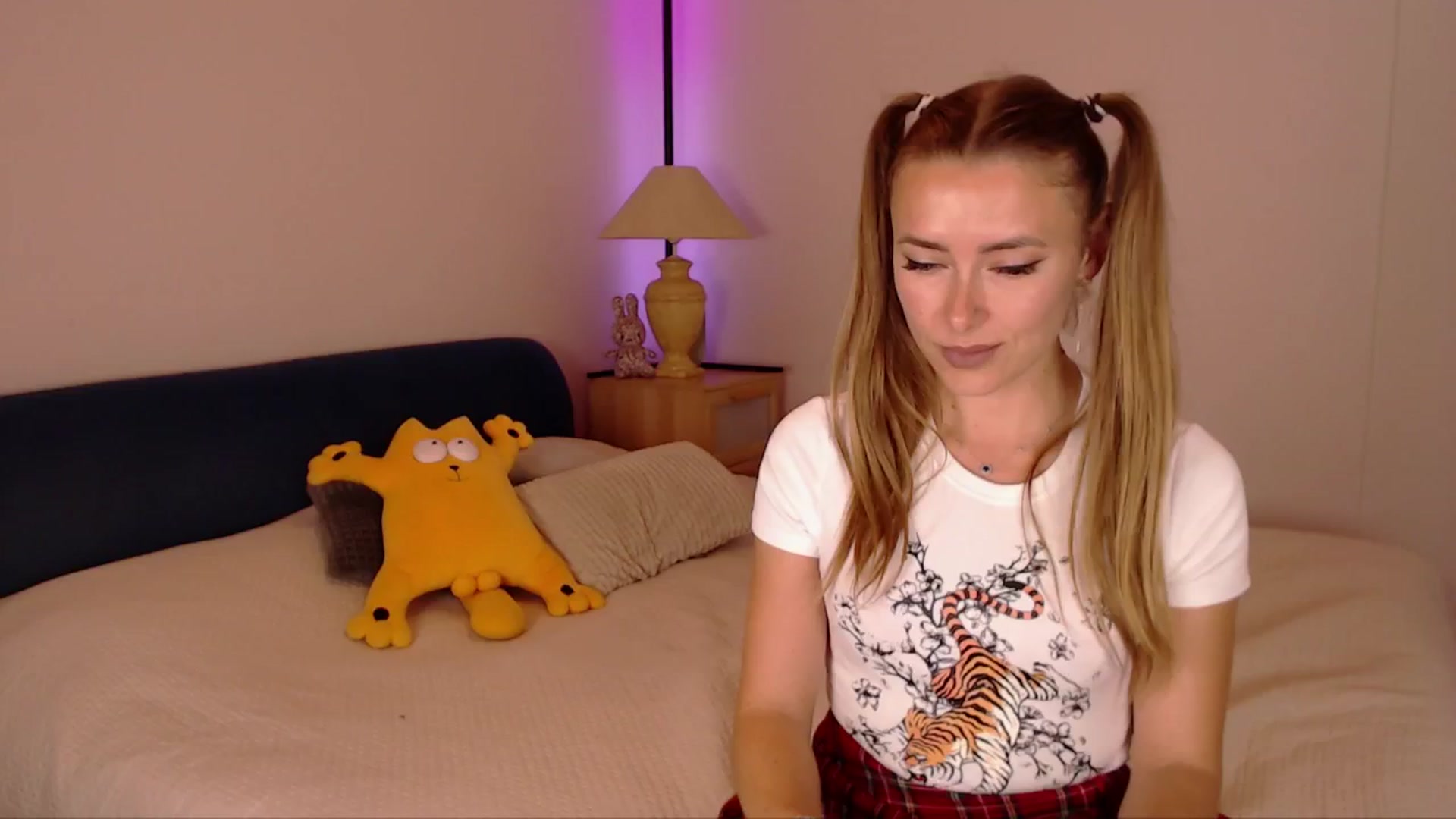 Gallery image thumbnail from SimonsWife's myfreecams stream on, 10/19/2025, 15:05 image 15 of 20