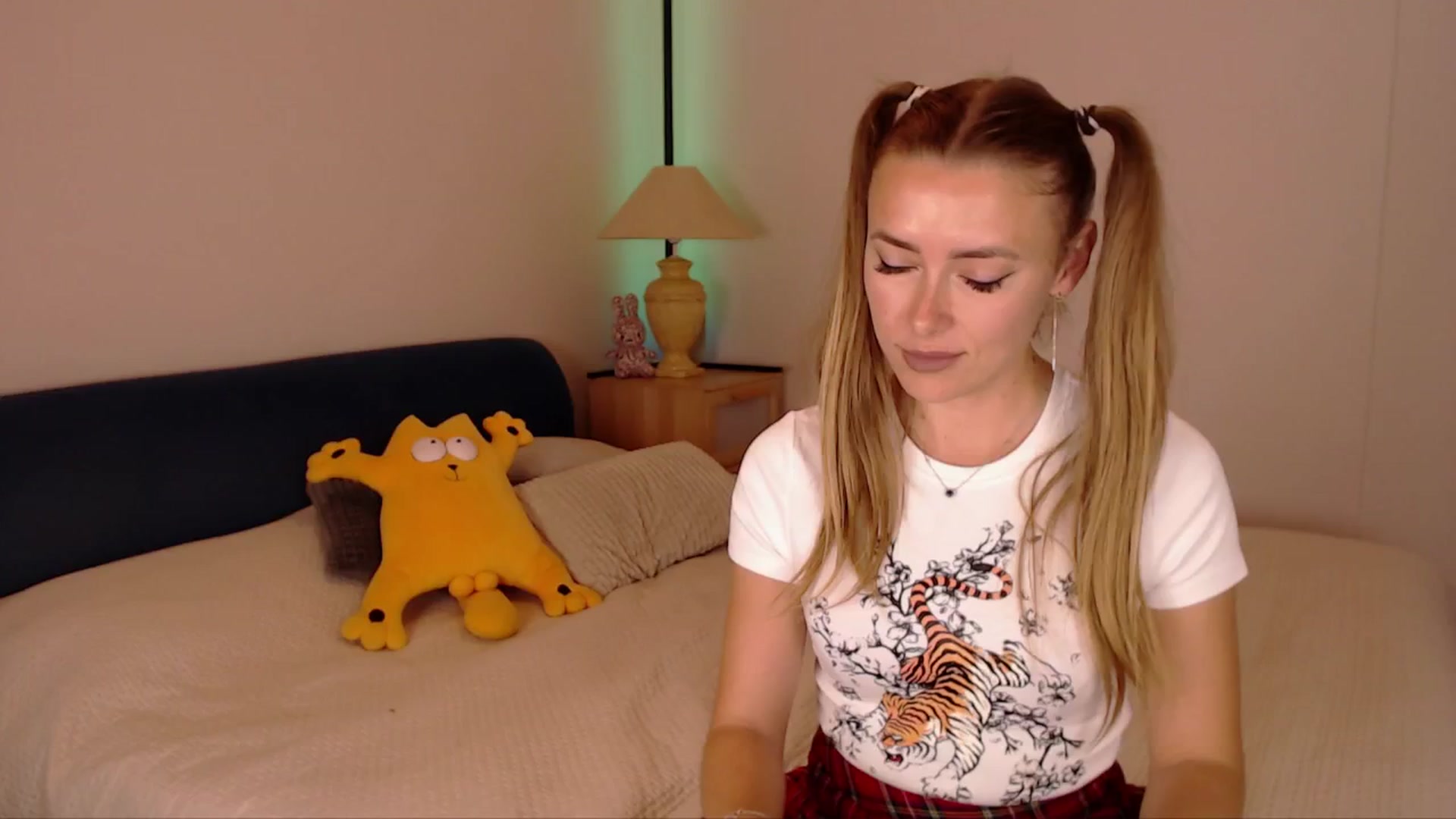 Gallery image thumbnail from SimonsWife's myfreecams stream on, 10/19/2025, 15:05 image 5 of 20