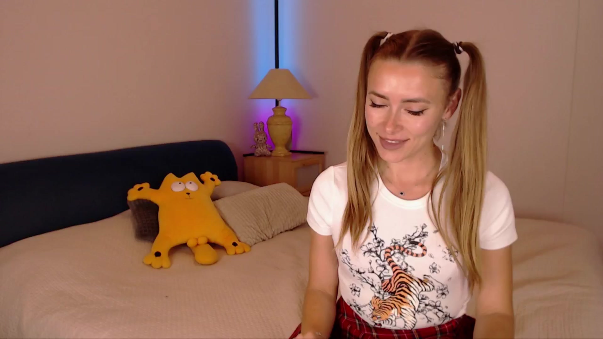 Gallery image thumbnail from SimonsWife's myfreecams stream on, 10/19/2025, 15:05 image 12 of 20
