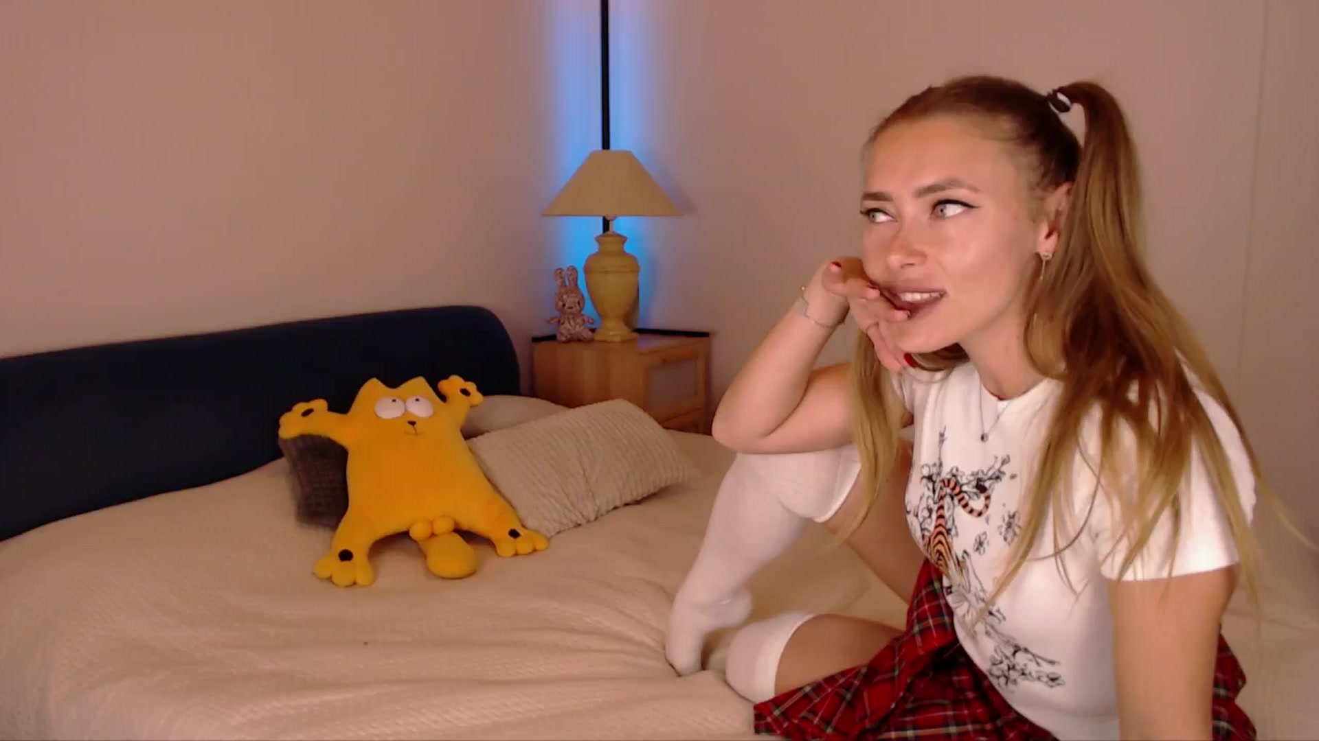 Gallery image thumbnail from SimonsWife's myfreecams stream on, 10/19/2025, 15:05 image 11 of 20