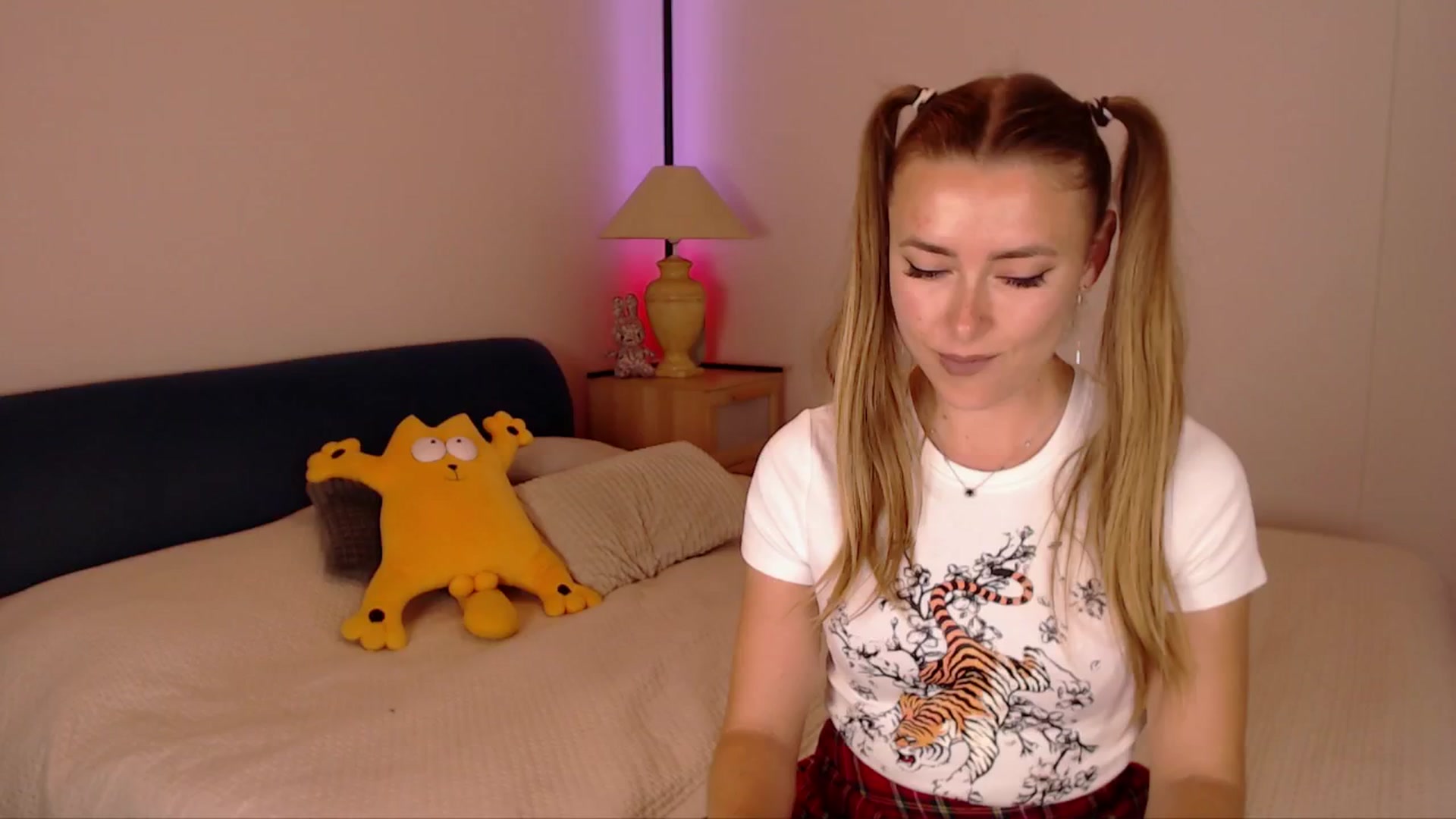 Gallery image thumbnail from SimonsWife's myfreecams stream on, 10/19/2025, 15:05 image 1 of 20