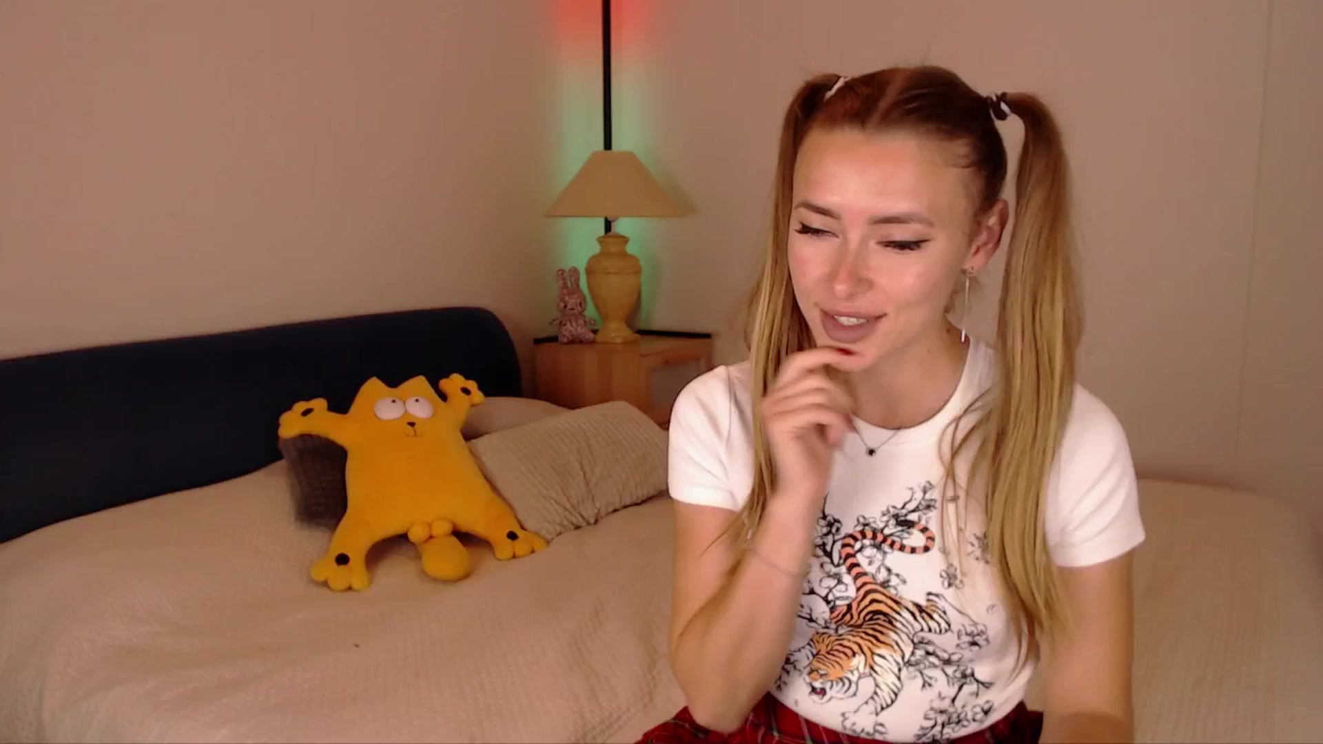 Gallery image thumbnail from SimonsWife's myfreecams stream on, 10/19/2025, 15:05 image 4 of 20