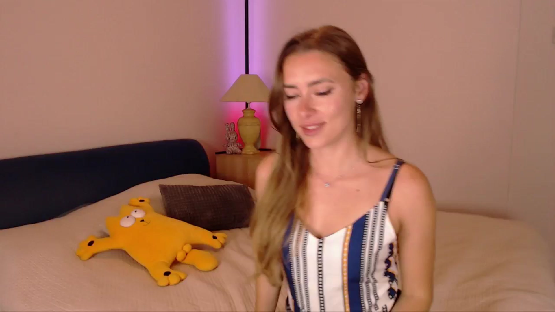 Gallery image thumbnail from SimonsWife's myfreecams stream on, 10/23/2025, 17:10 image 16 of 20