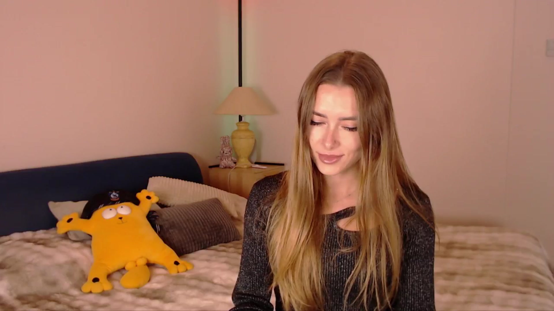 Gallery image thumbnail from SimonsWife's myfreecams stream on, 12/03/2025, 15:39 image 4 of 20